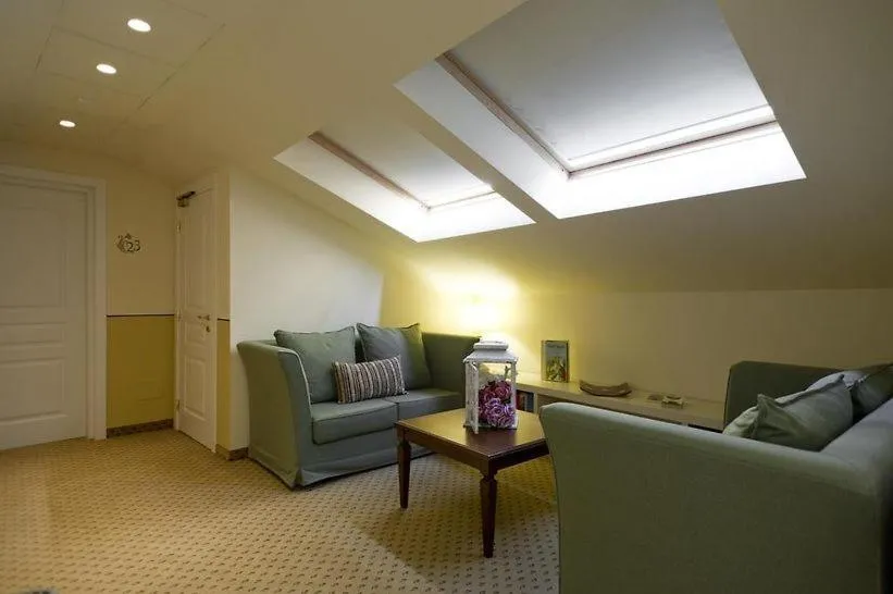 Communal lounge/ TV room in Cora Hotels Leon d'Oro