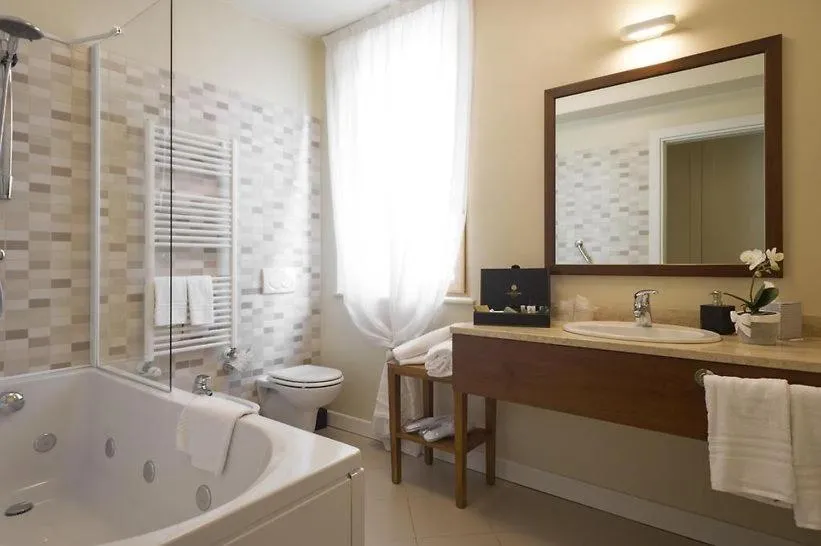 Bath in Cora Hotels Leon d'Oro