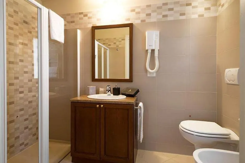 Shower in Cora Hotels Leon d'Oro