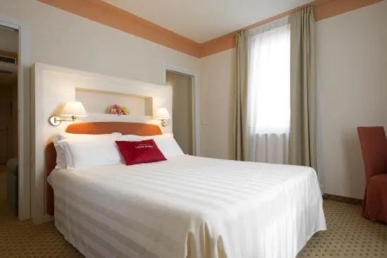 Bedroom, Bed in Cora Hotels Leon d'Oro