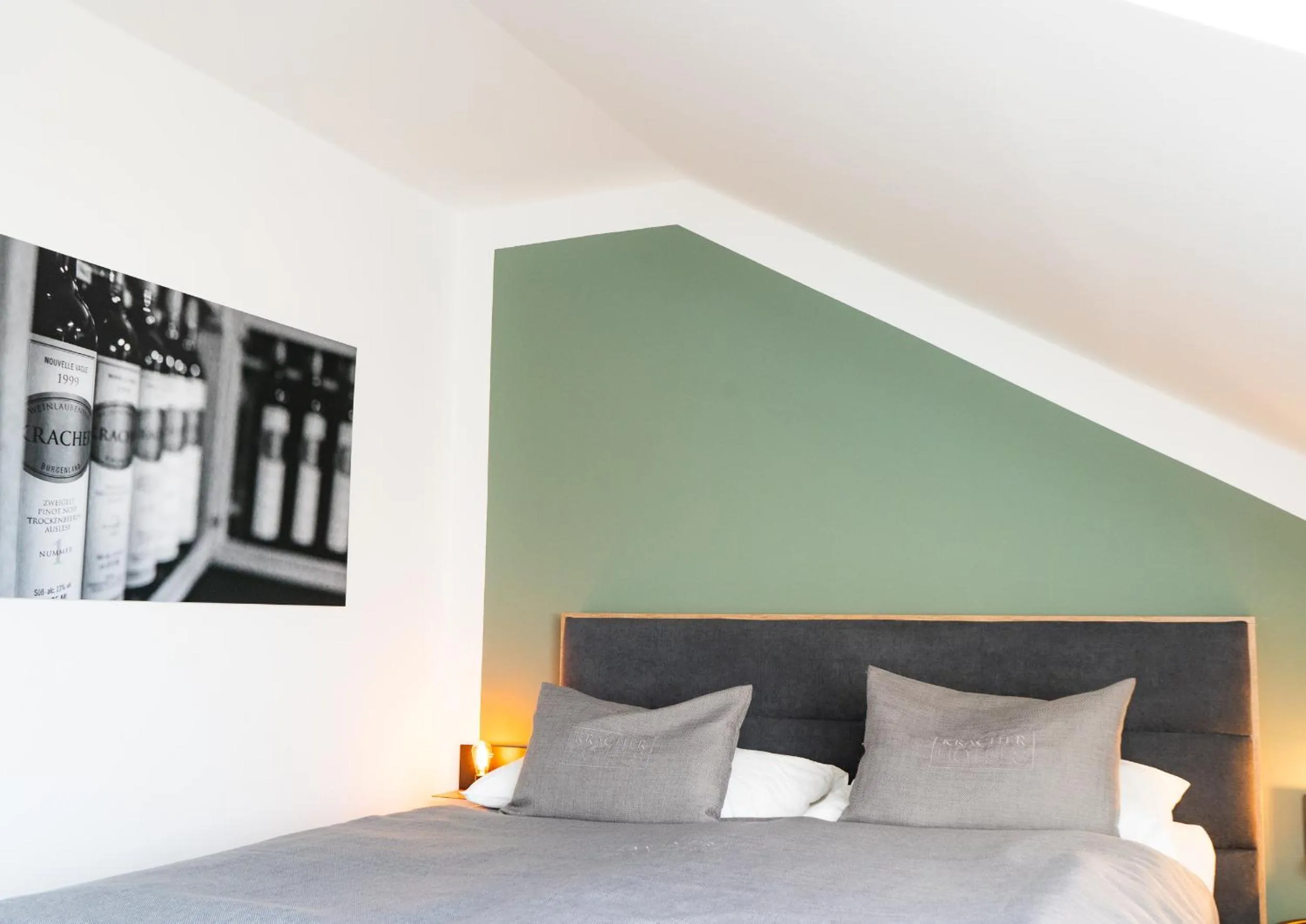 Bed in Kracher Hotel Doppelzimmer - inklusive Pool