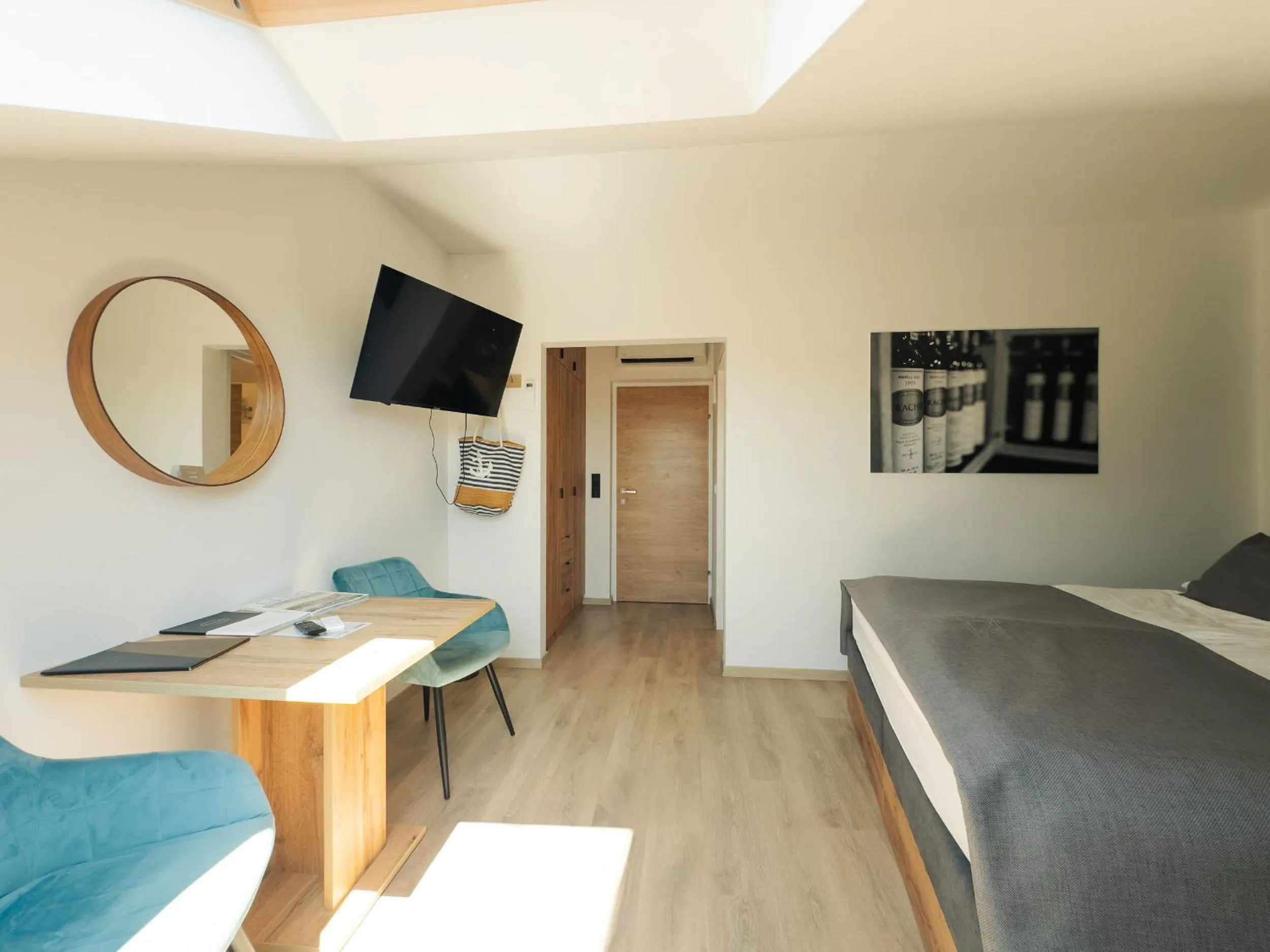 Photo of the whole room in Kracher Hotel Doppelzimmer - inklusive Pool