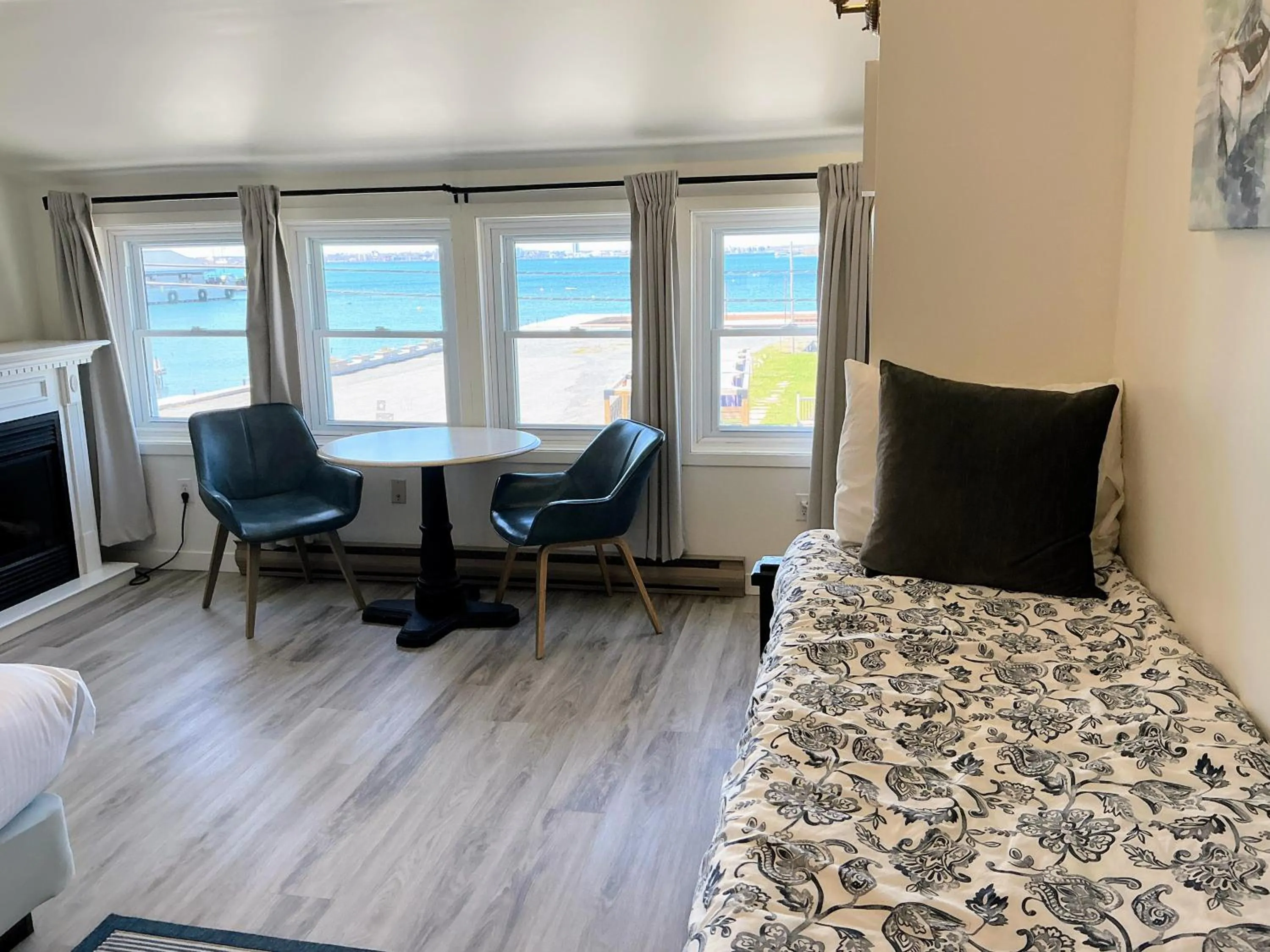 Bed in Hotel Wolfe Island