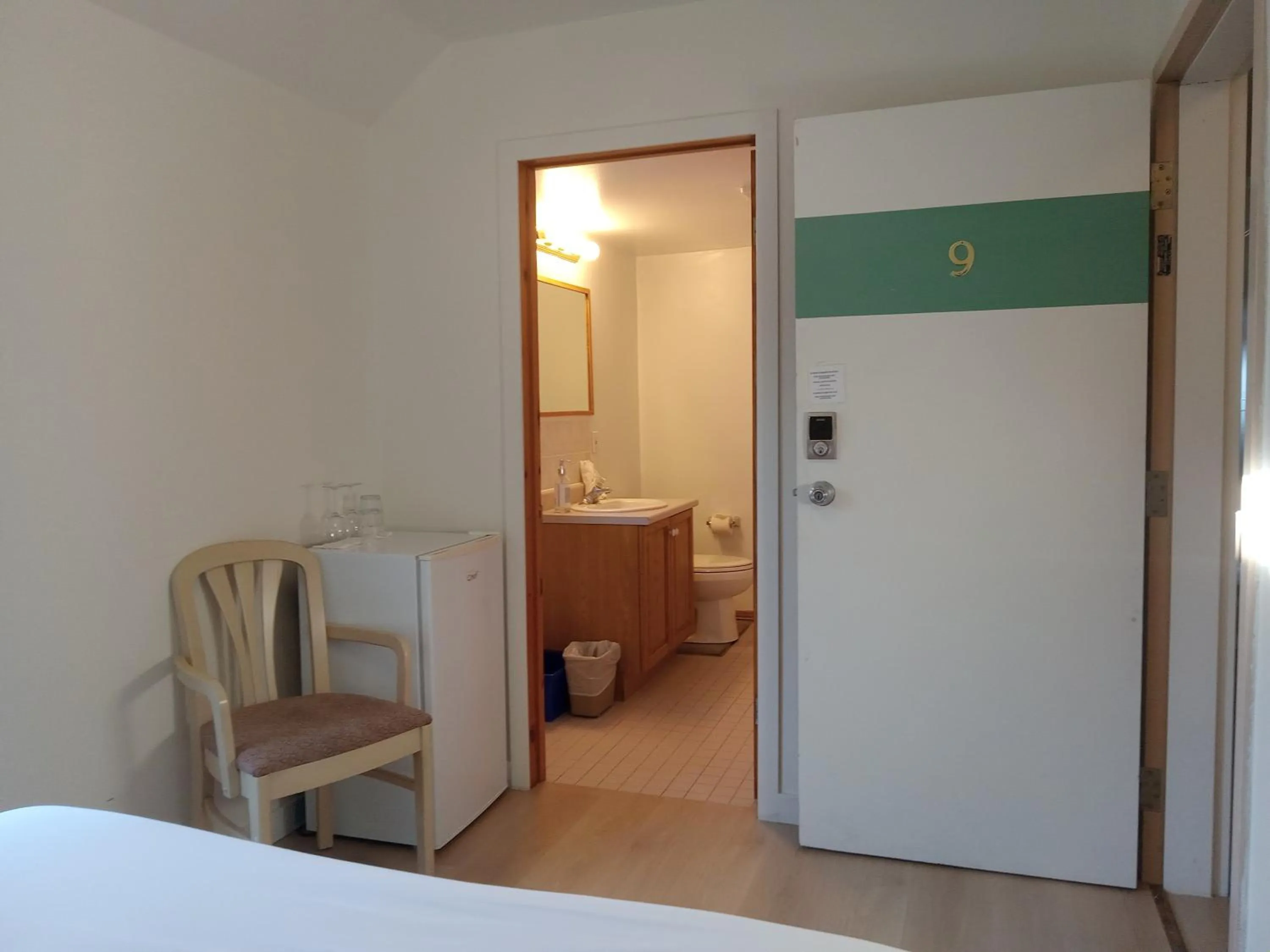 Photo of the whole room, Bed in Hotel Wolfe Island