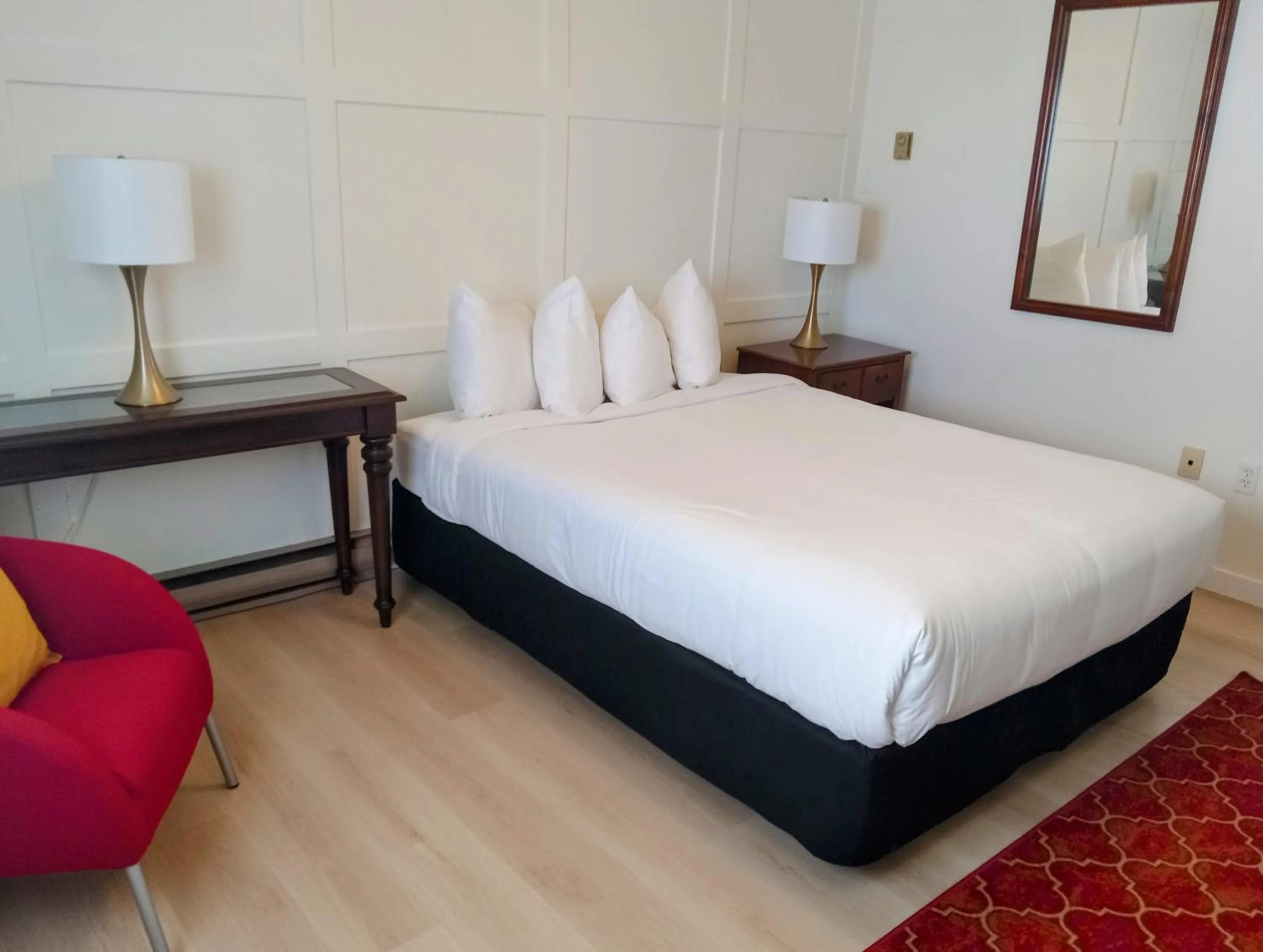 Bed in Hotel Wolfe Island