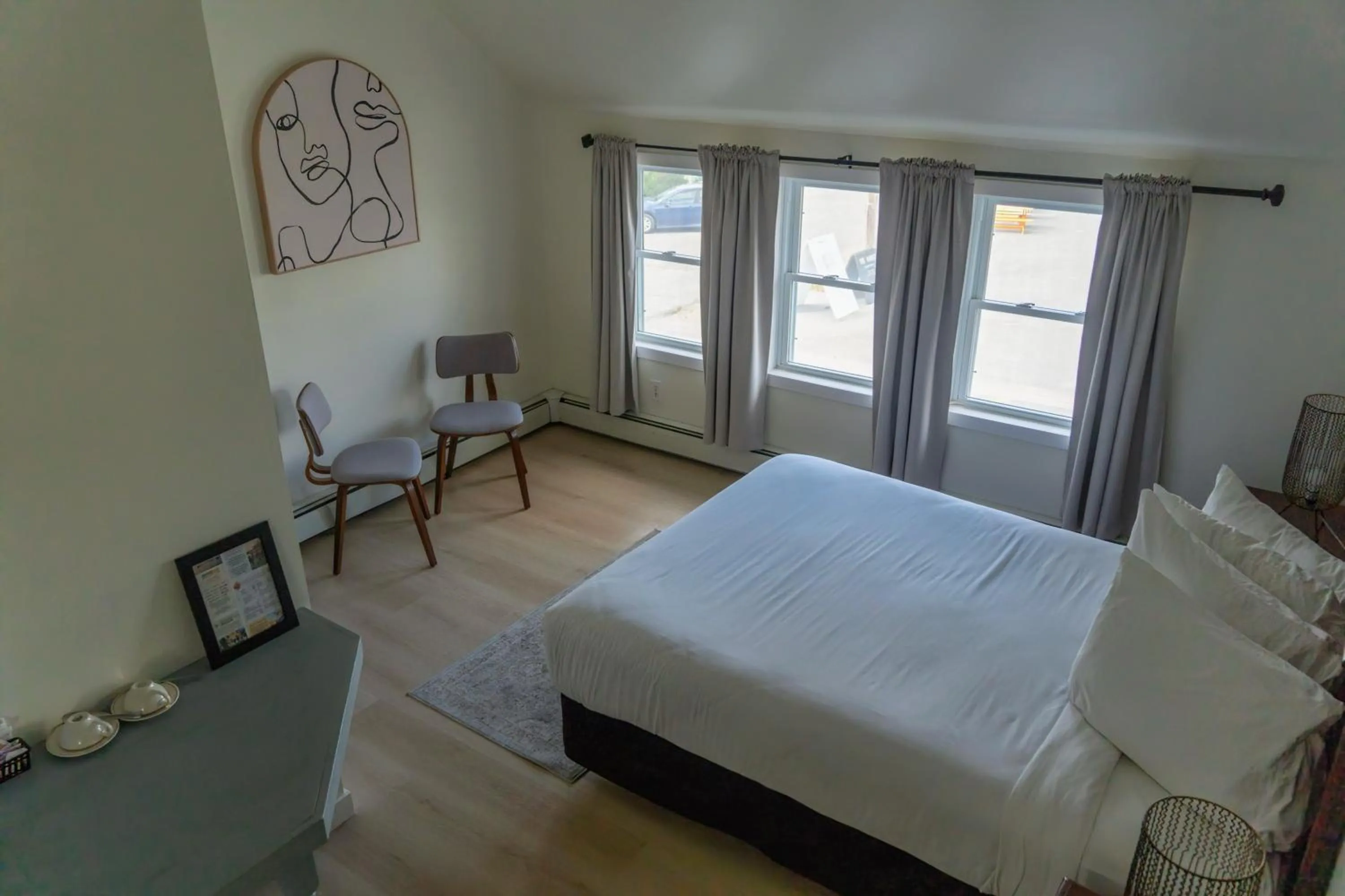 Bed in Hotel Wolfe Island