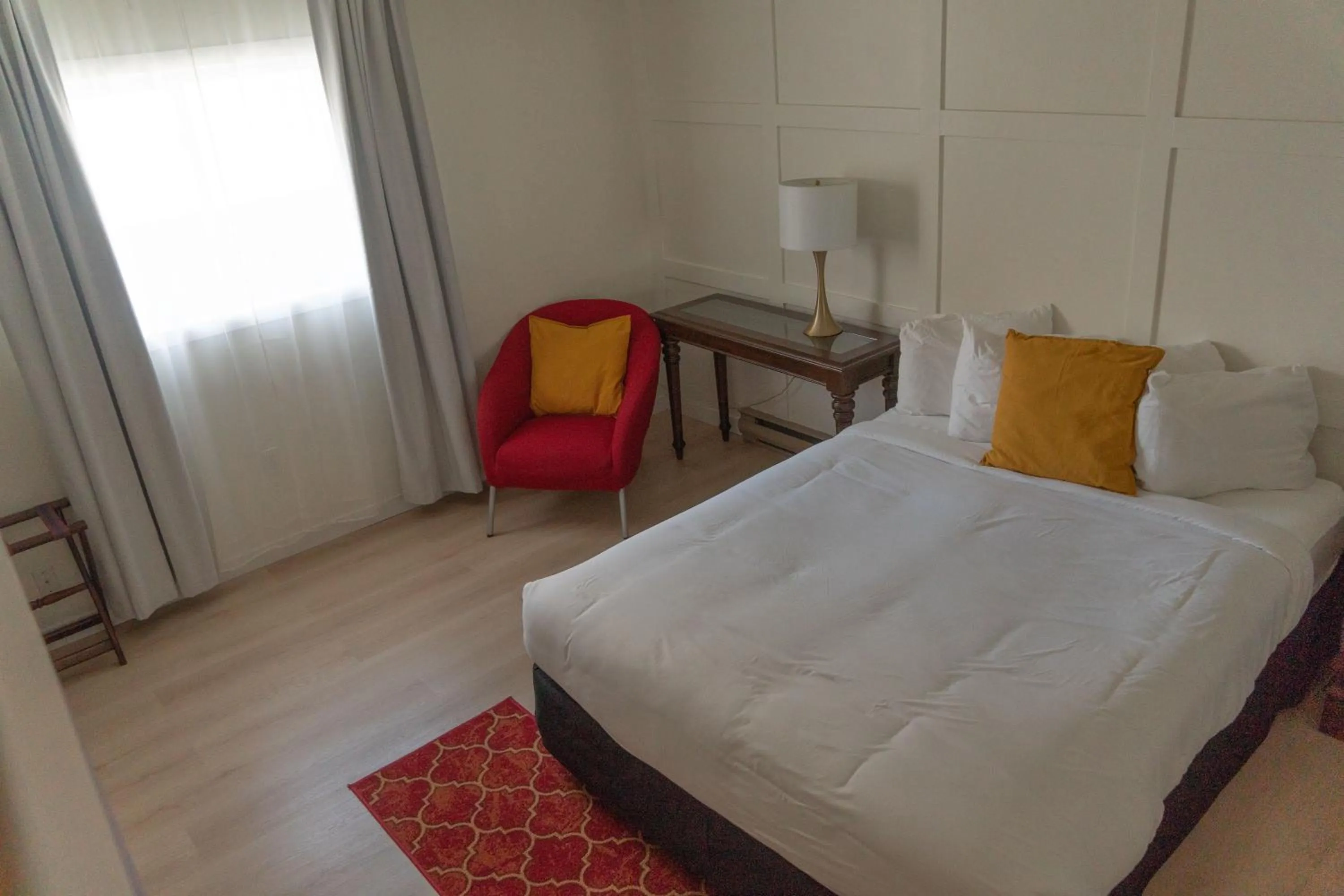 Bed in Hotel Wolfe Island