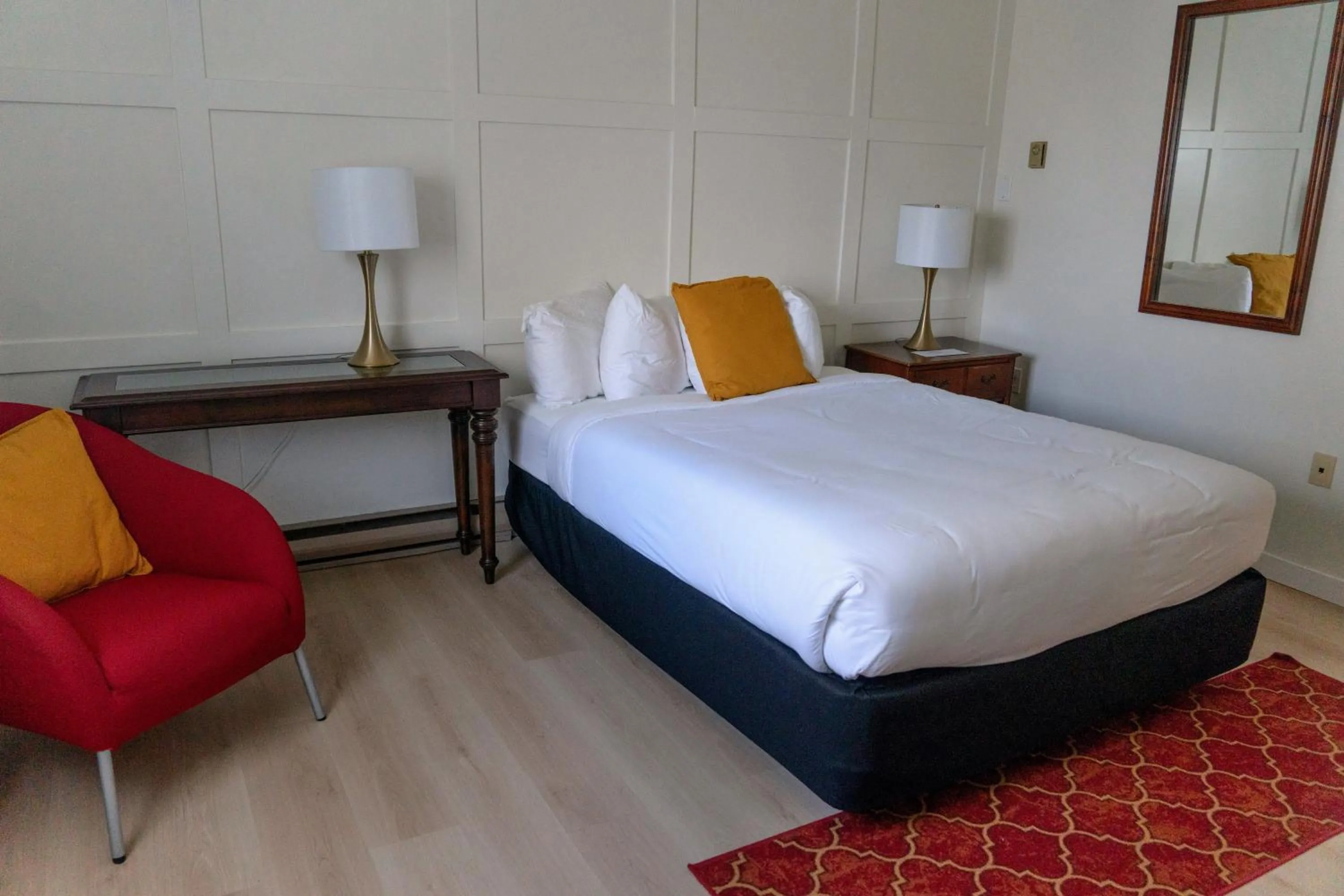 Bed in Hotel Wolfe Island