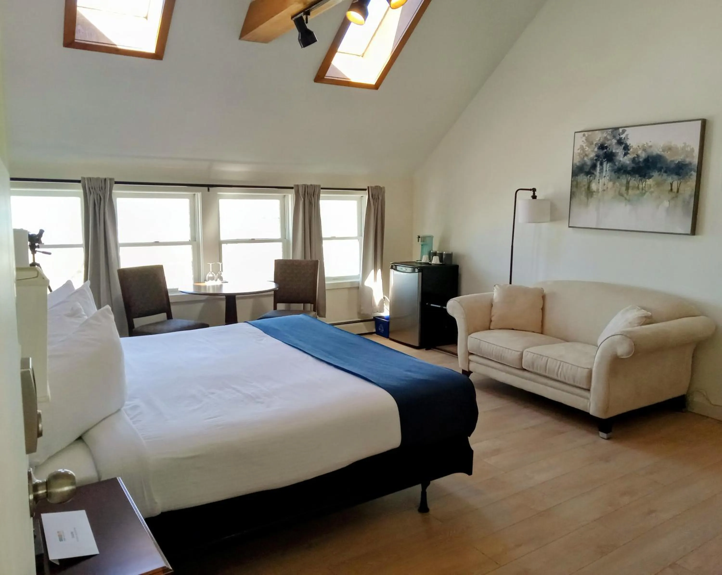 Bed in Hotel Wolfe Island