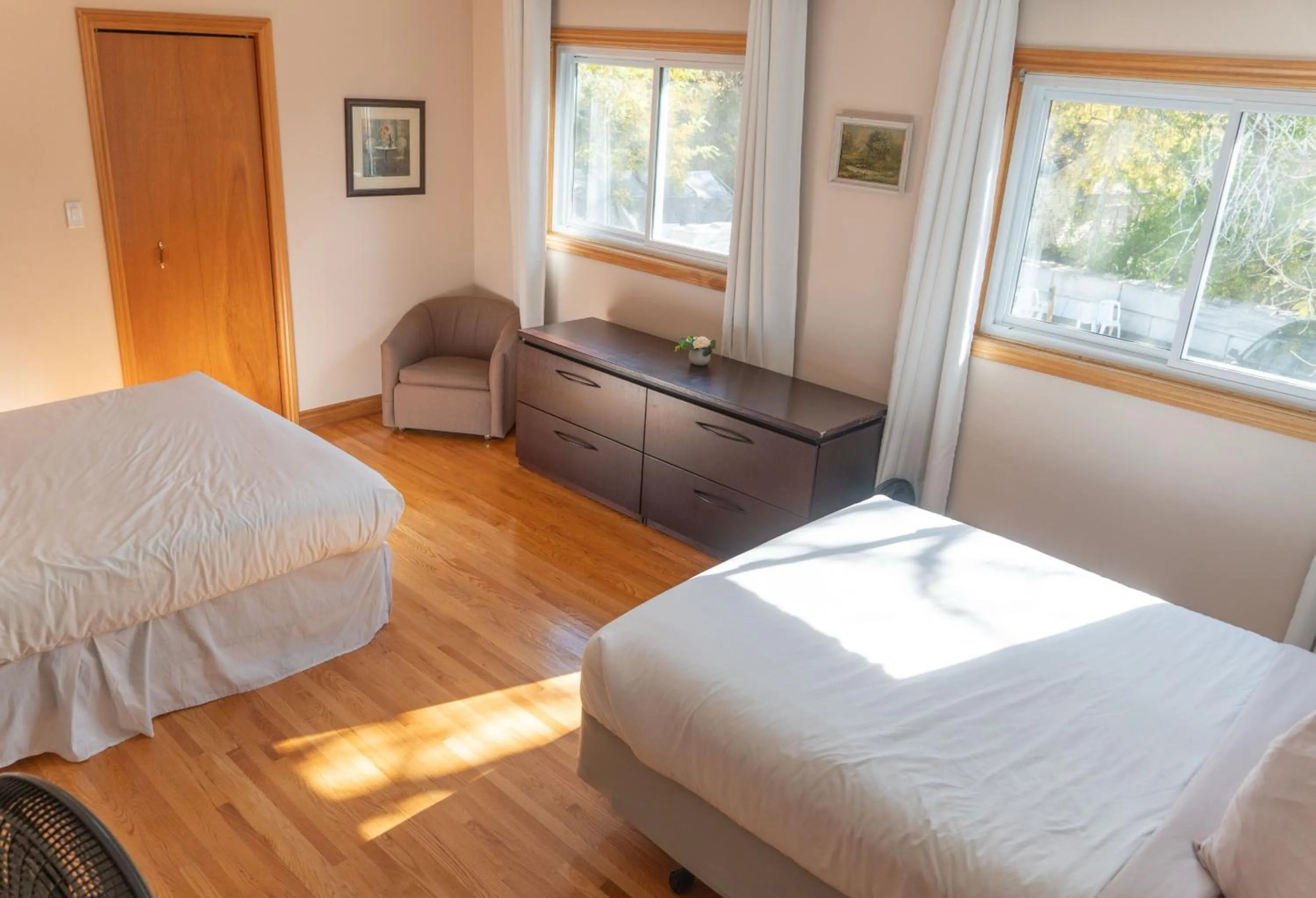 Bed in Hotel Wolfe Island