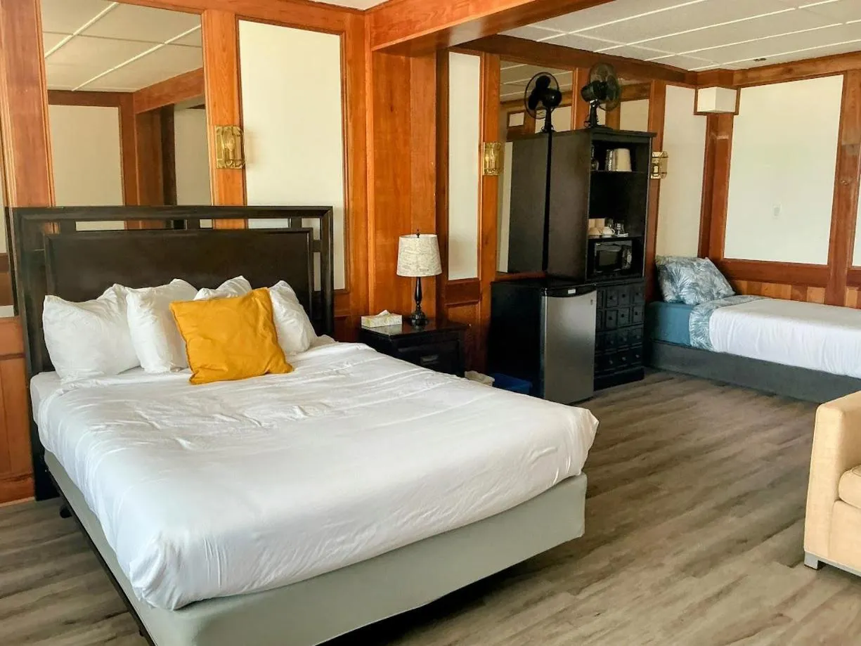 Bed in Hotel Wolfe Island