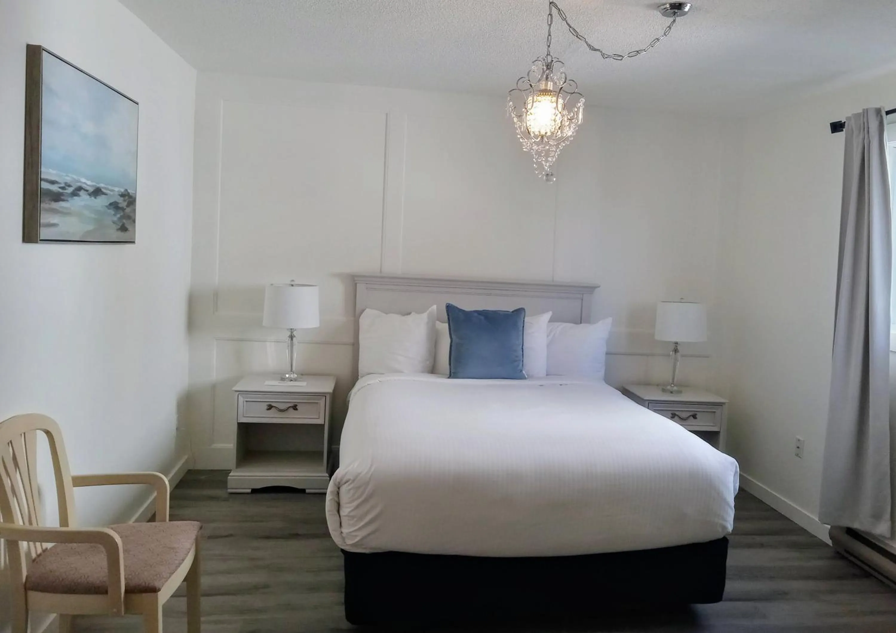 Bed in Hotel Wolfe Island