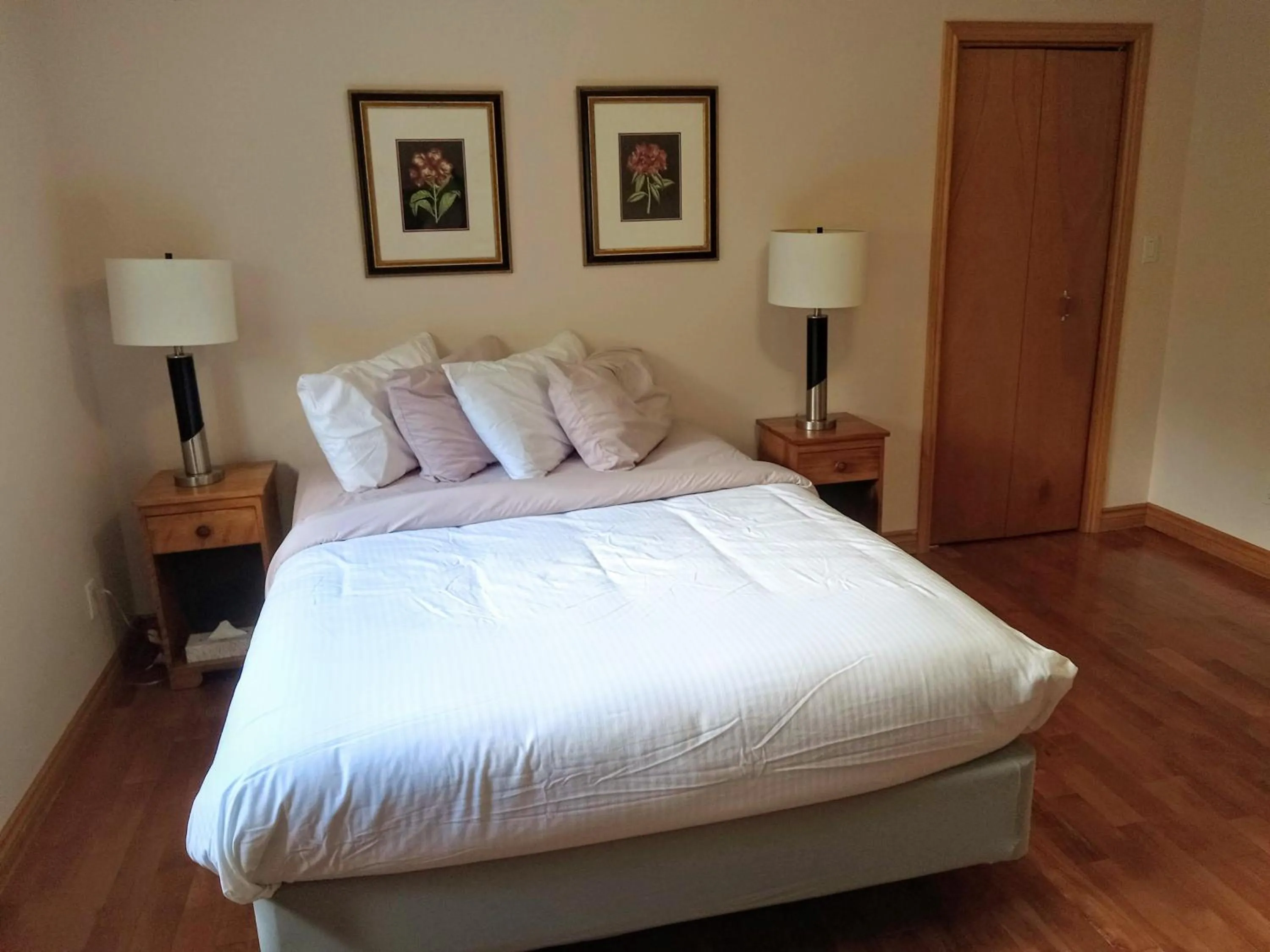 Bed in Hotel Wolfe Island