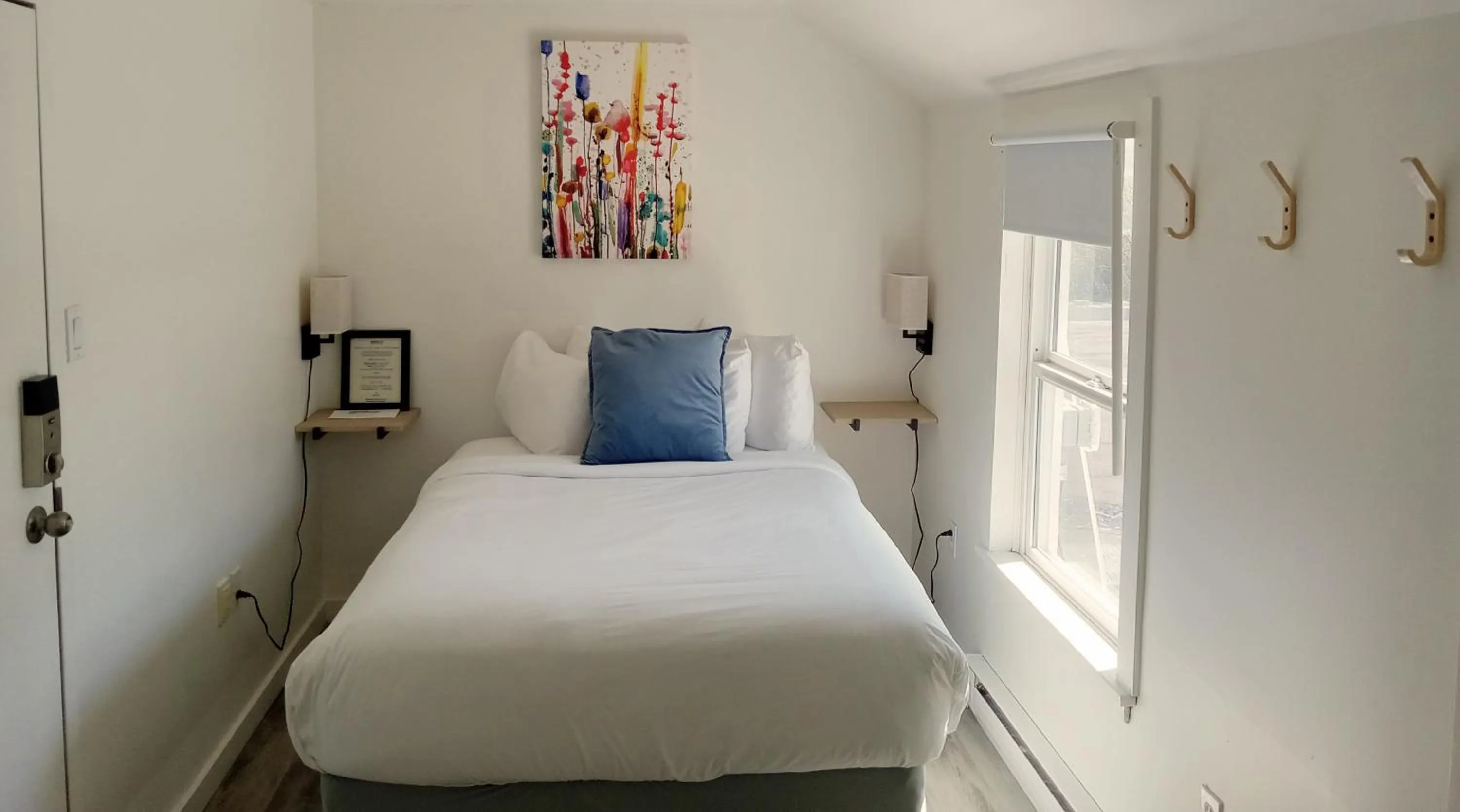 Bed in Hotel Wolfe Island