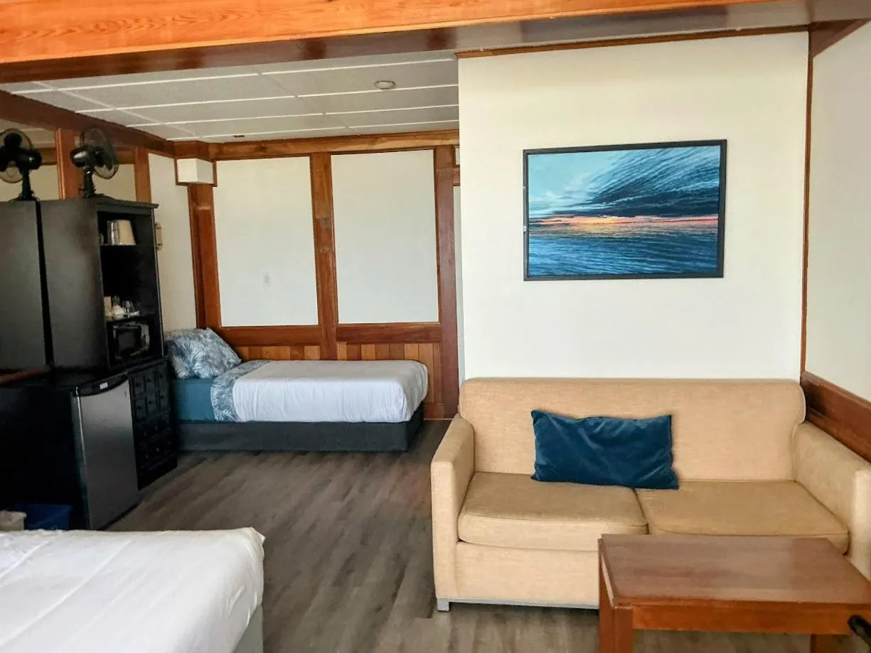 Seating area, Bed in Hotel Wolfe Island