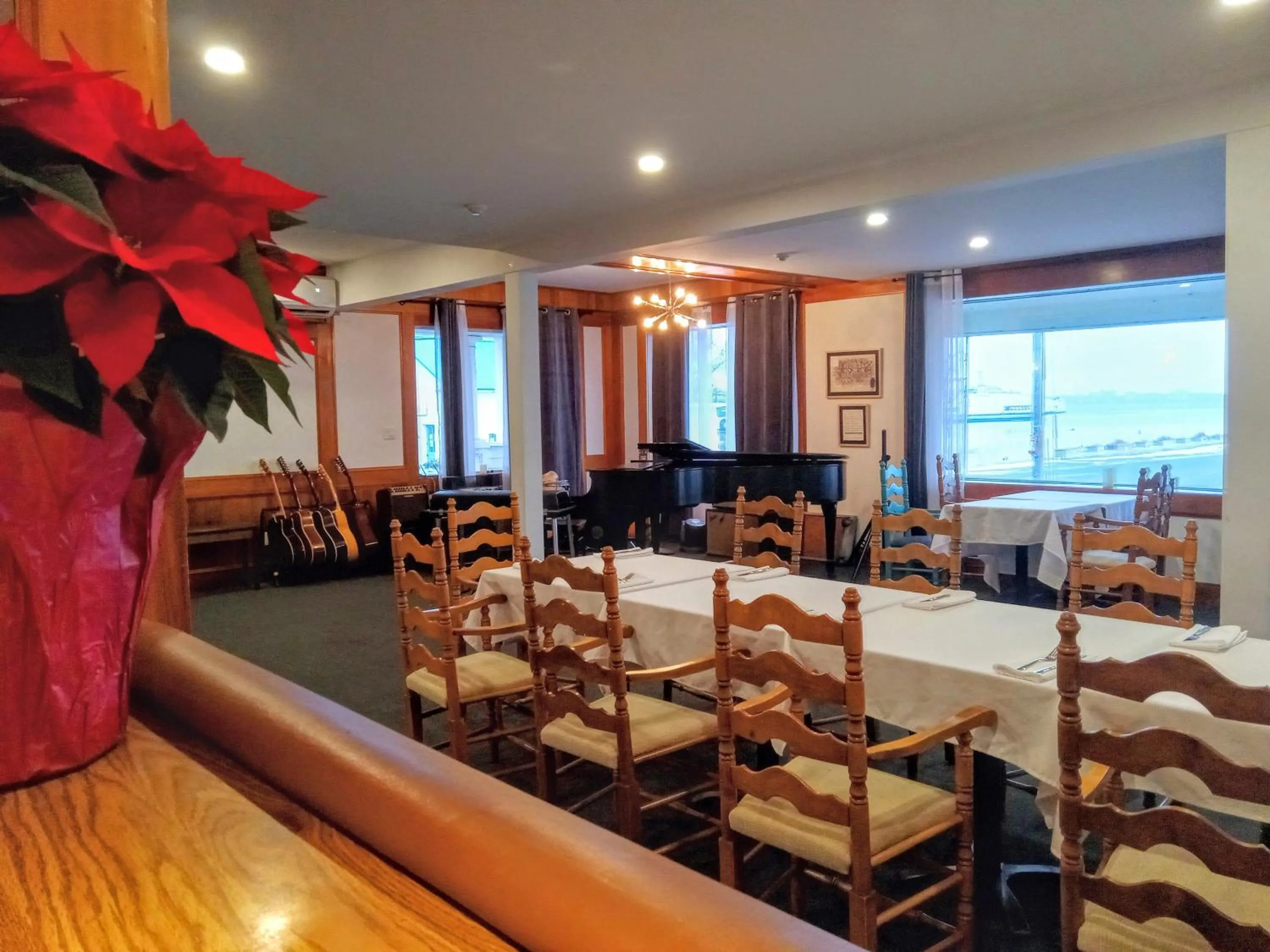 Restaurant/places to eat in Hotel Wolfe Island