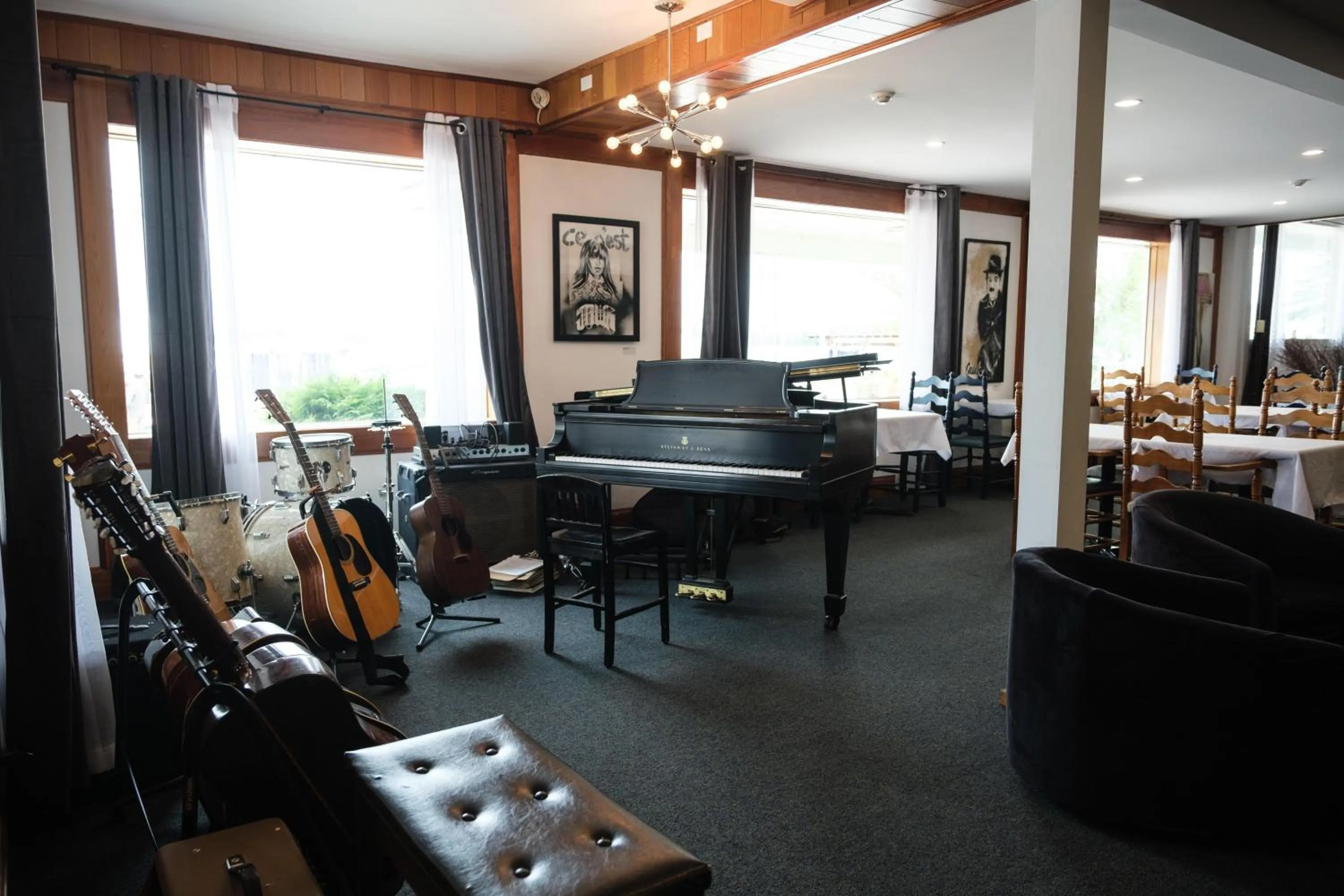 Lounge or bar in Hotel Wolfe Island