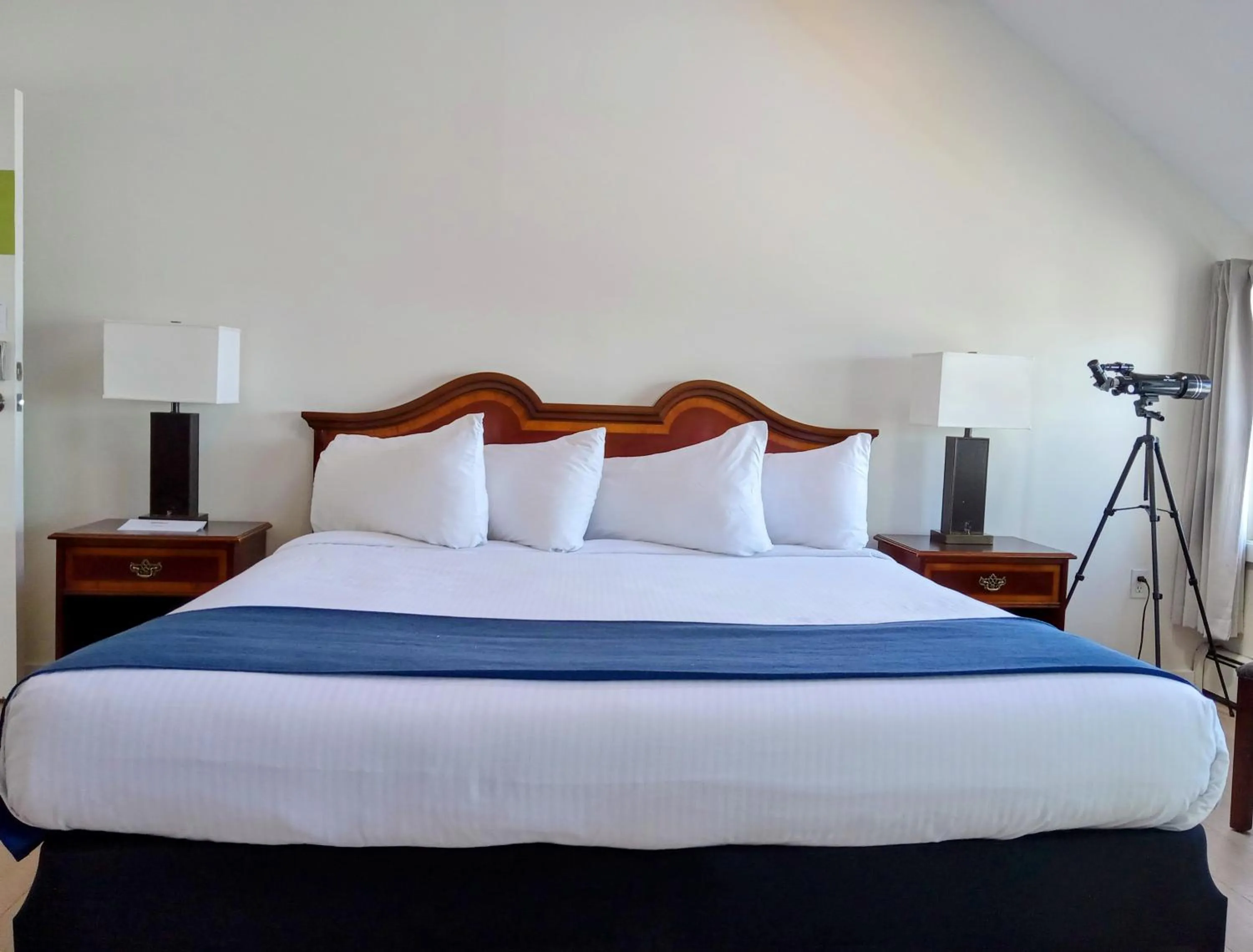 Bed in Hotel Wolfe Island