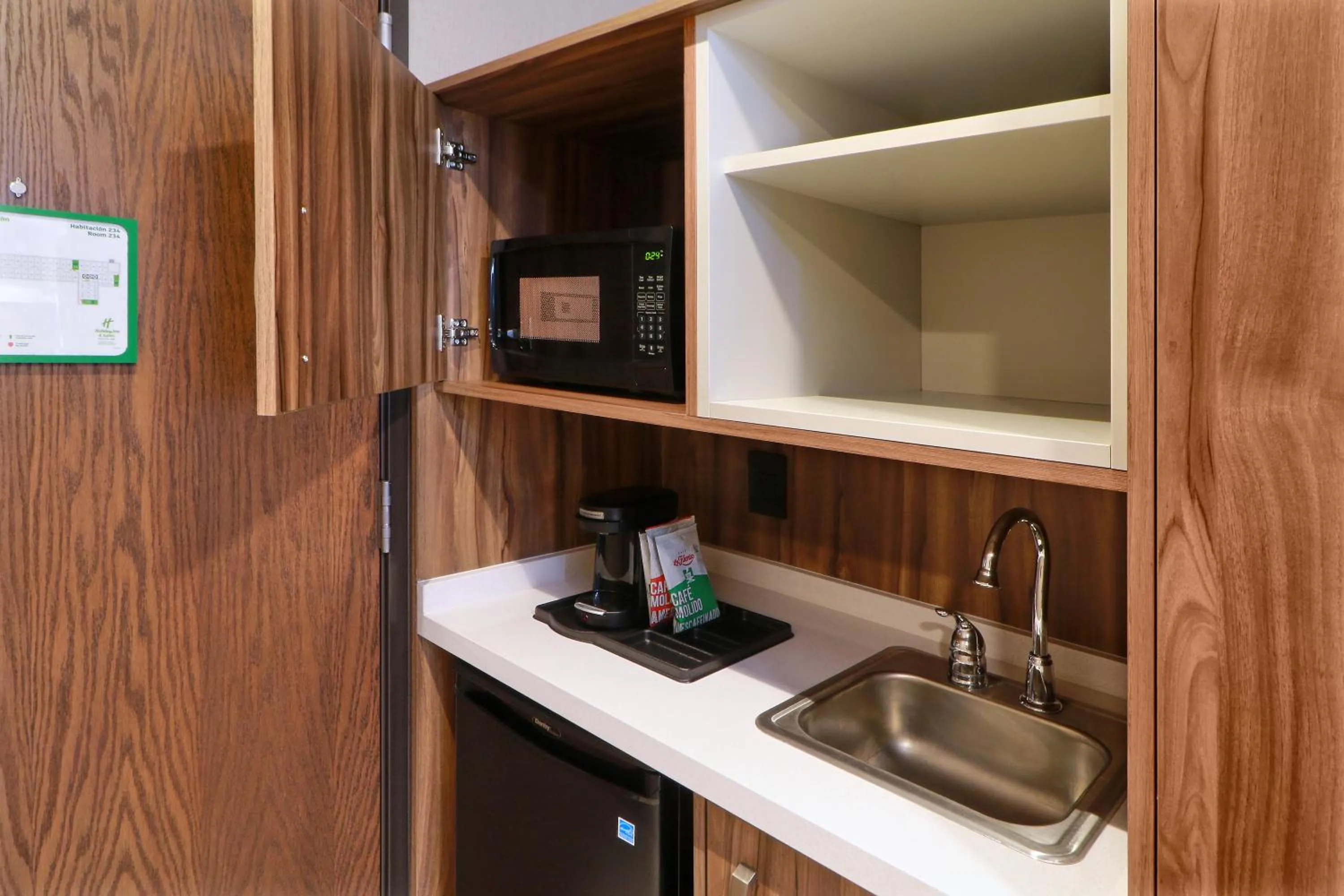 microwave in Holiday Inn & Suites - Mexico Felipe Angeles Airport by IHG