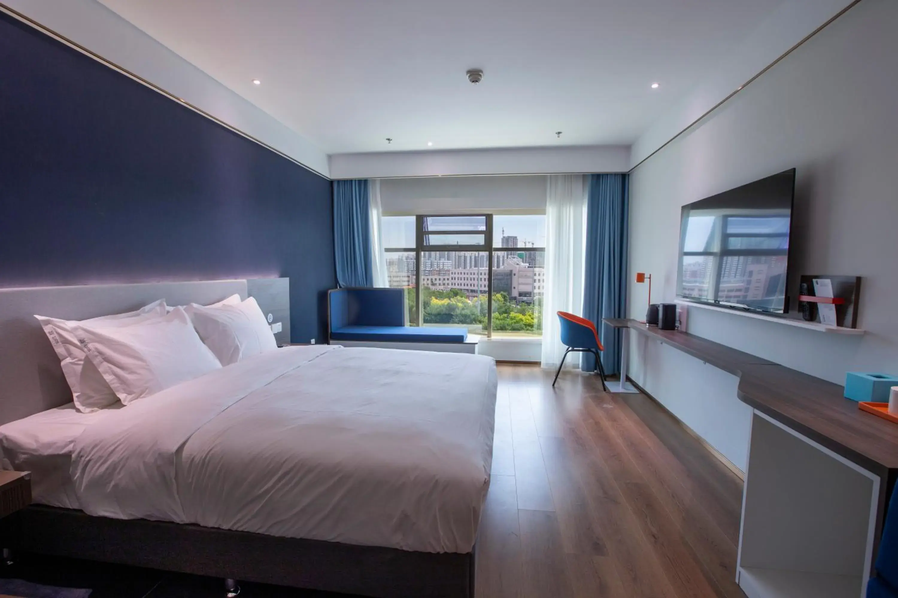 Bed in Holiday Inn Express Hengshui Railway Station by IHG Bed in Holiday Inn Express Hengshui Railway Station by IHG