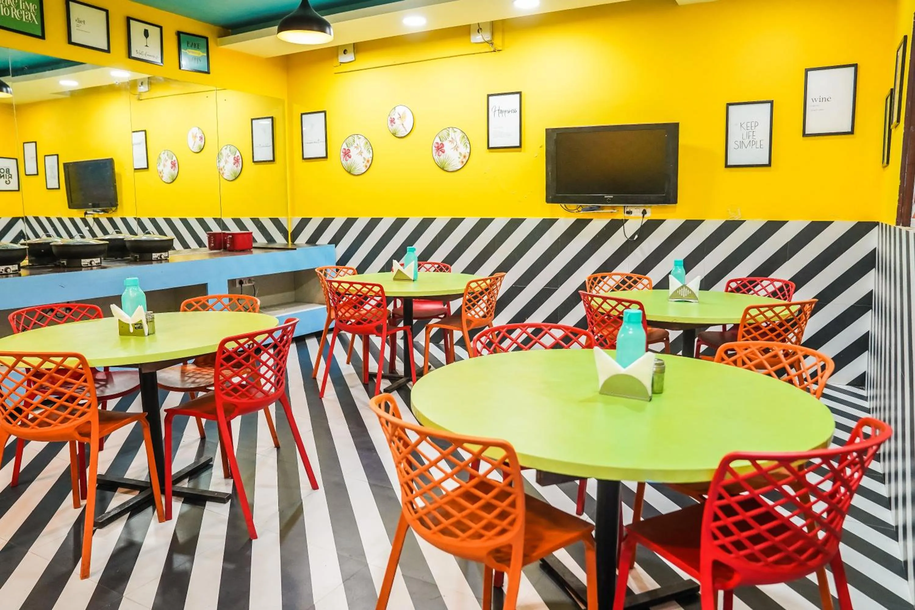 Restaurant/places to eat in Asian Suites IFFCO Metro Station Gurugram