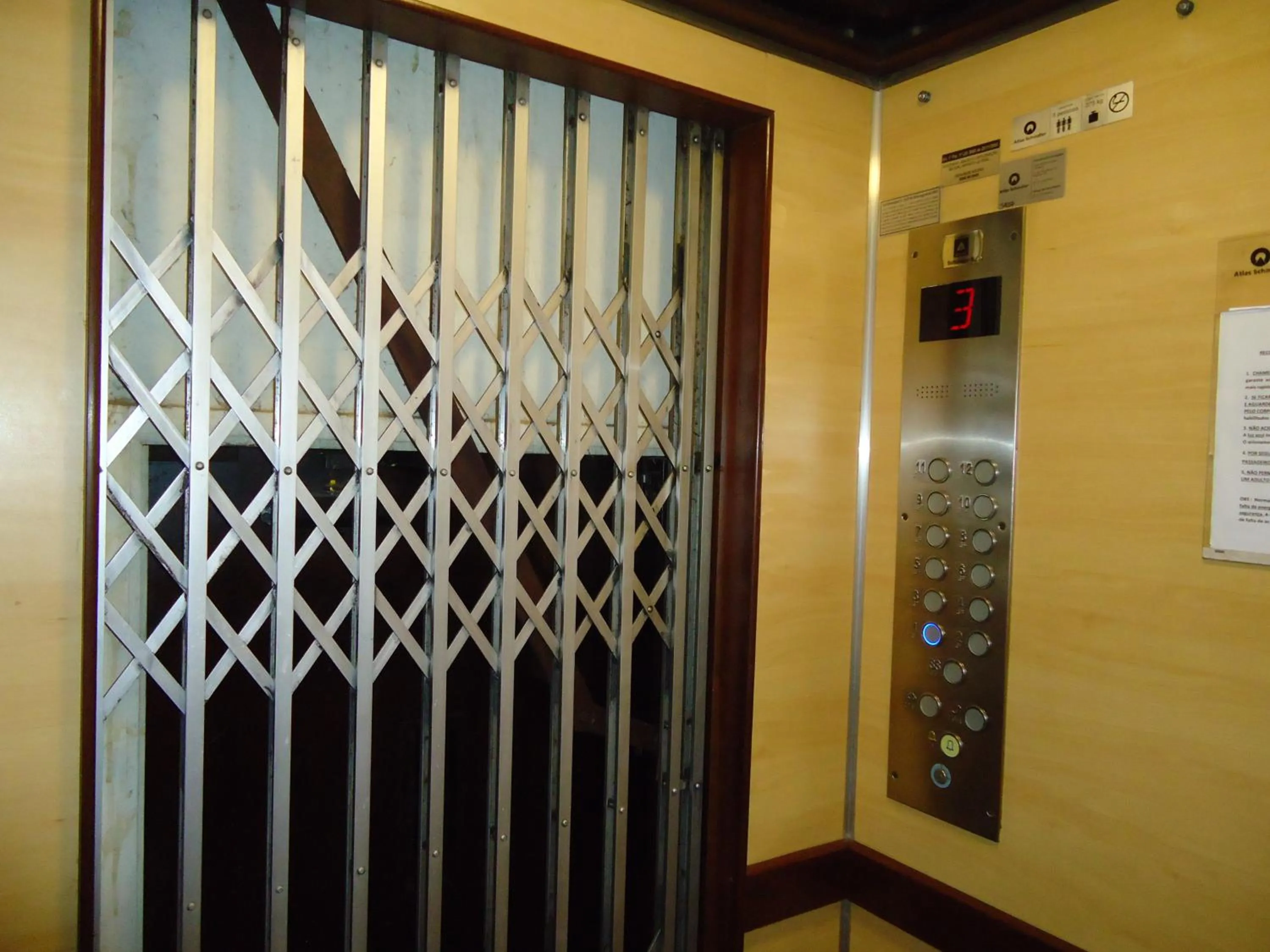 Property building in Copacabana 3 quartos ar cond a 2 qds da praia