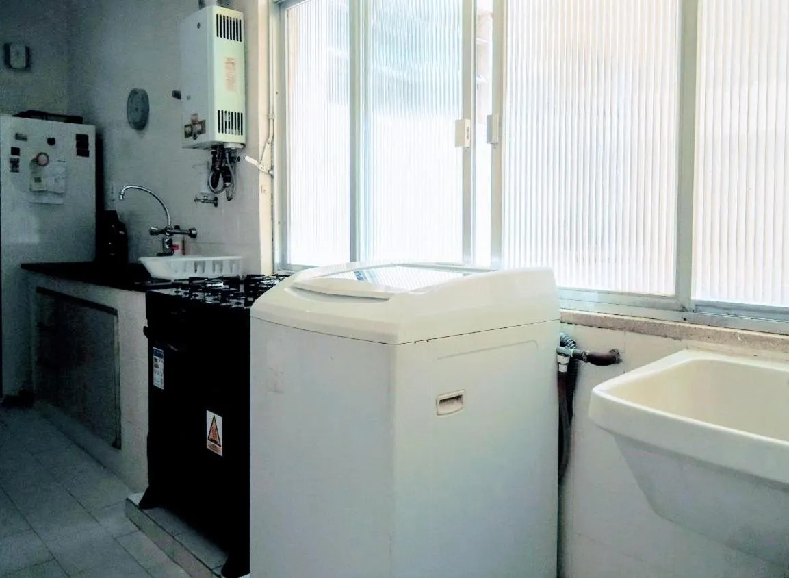 Communal kitchen in Copacabana 3 quartos ar cond a 2 qds da praia