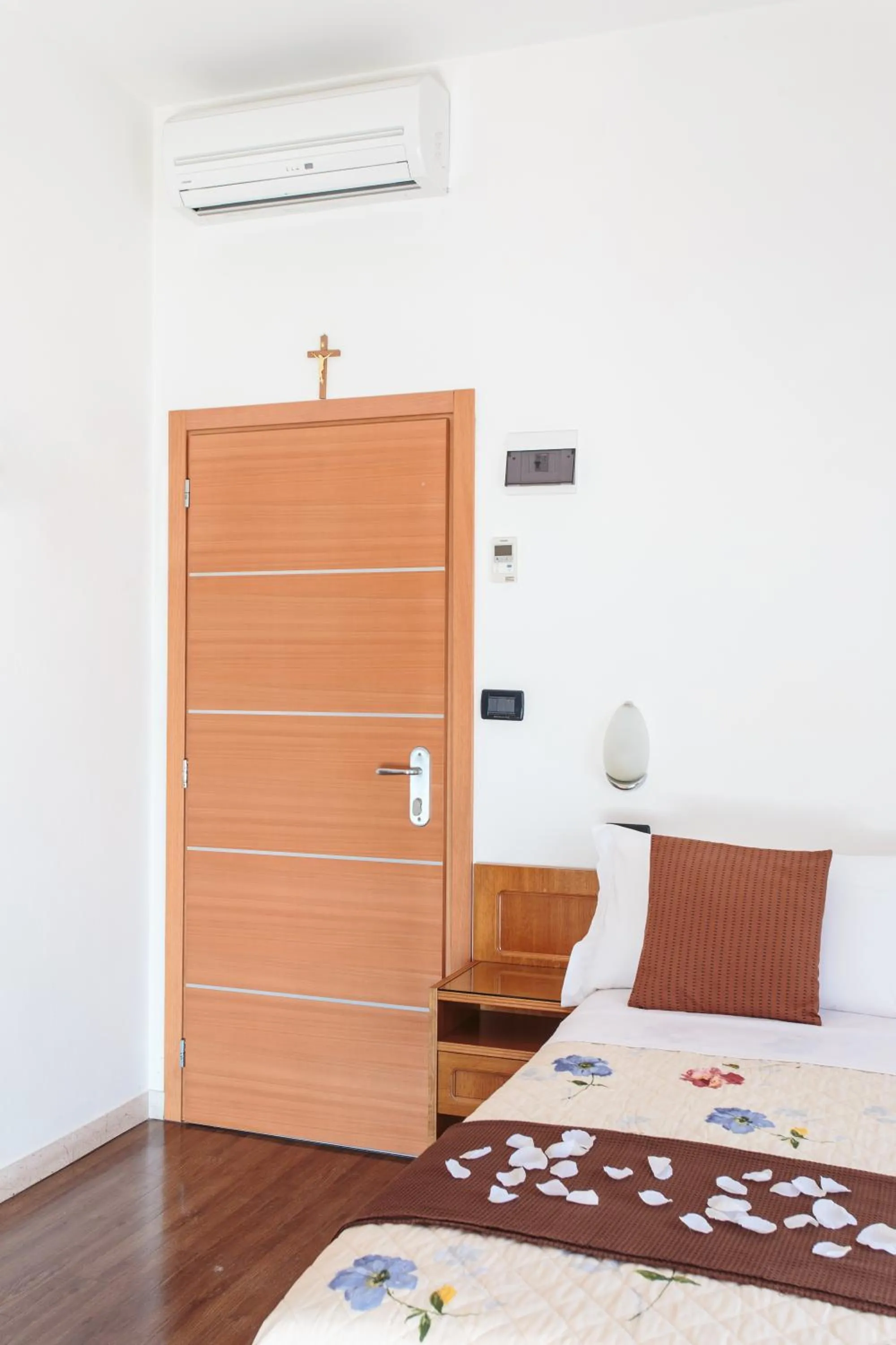 Photo of the whole room, Bed in Hotel Du Lac