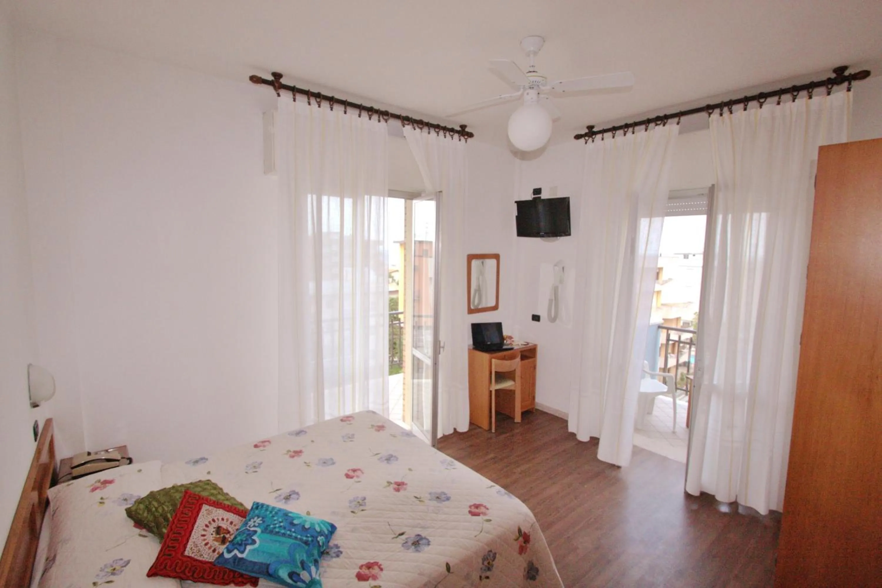 Photo of the whole room, Bed in Hotel Du Lac