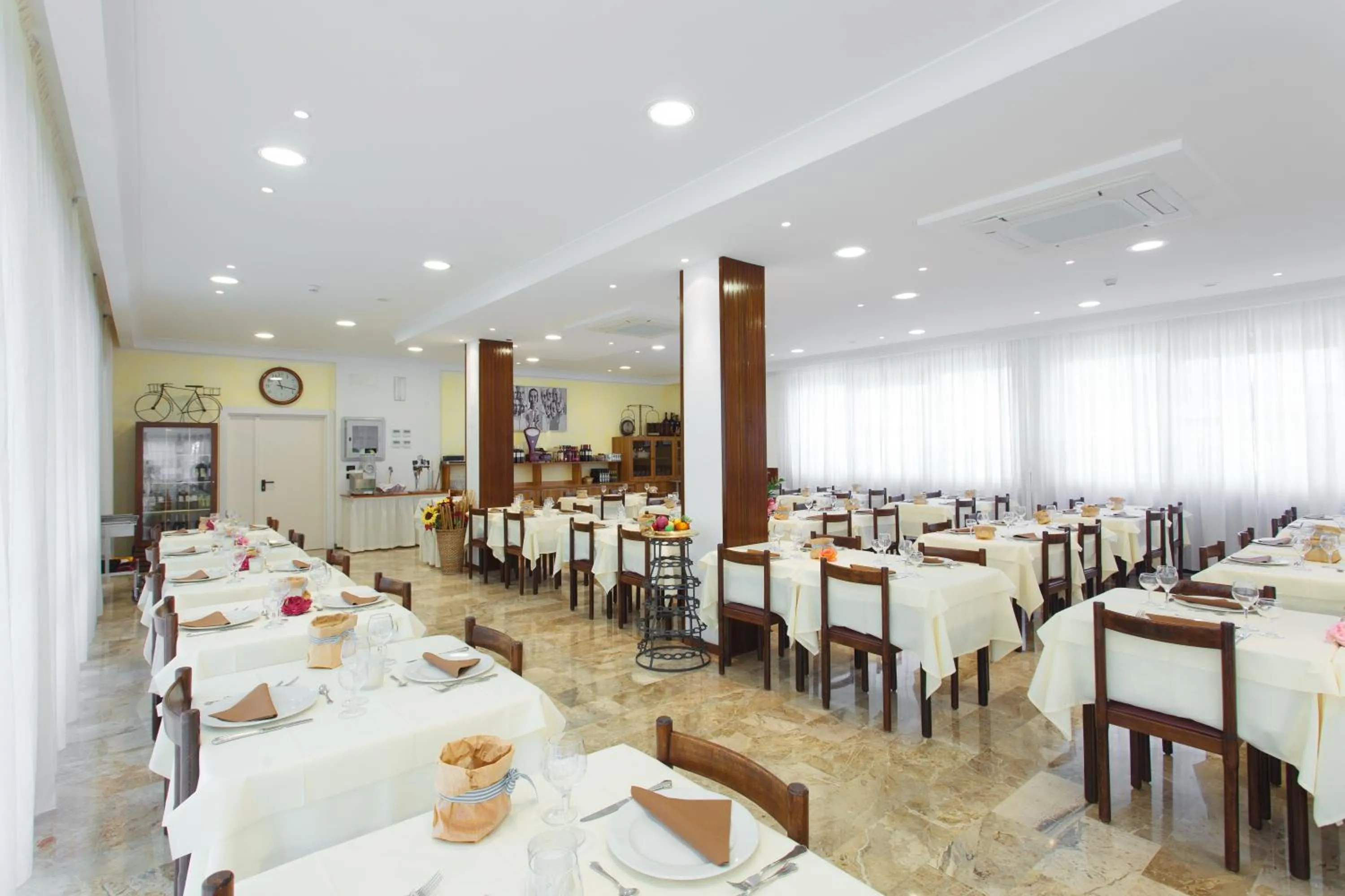 Restaurant/places to eat in Hotel Du Lac