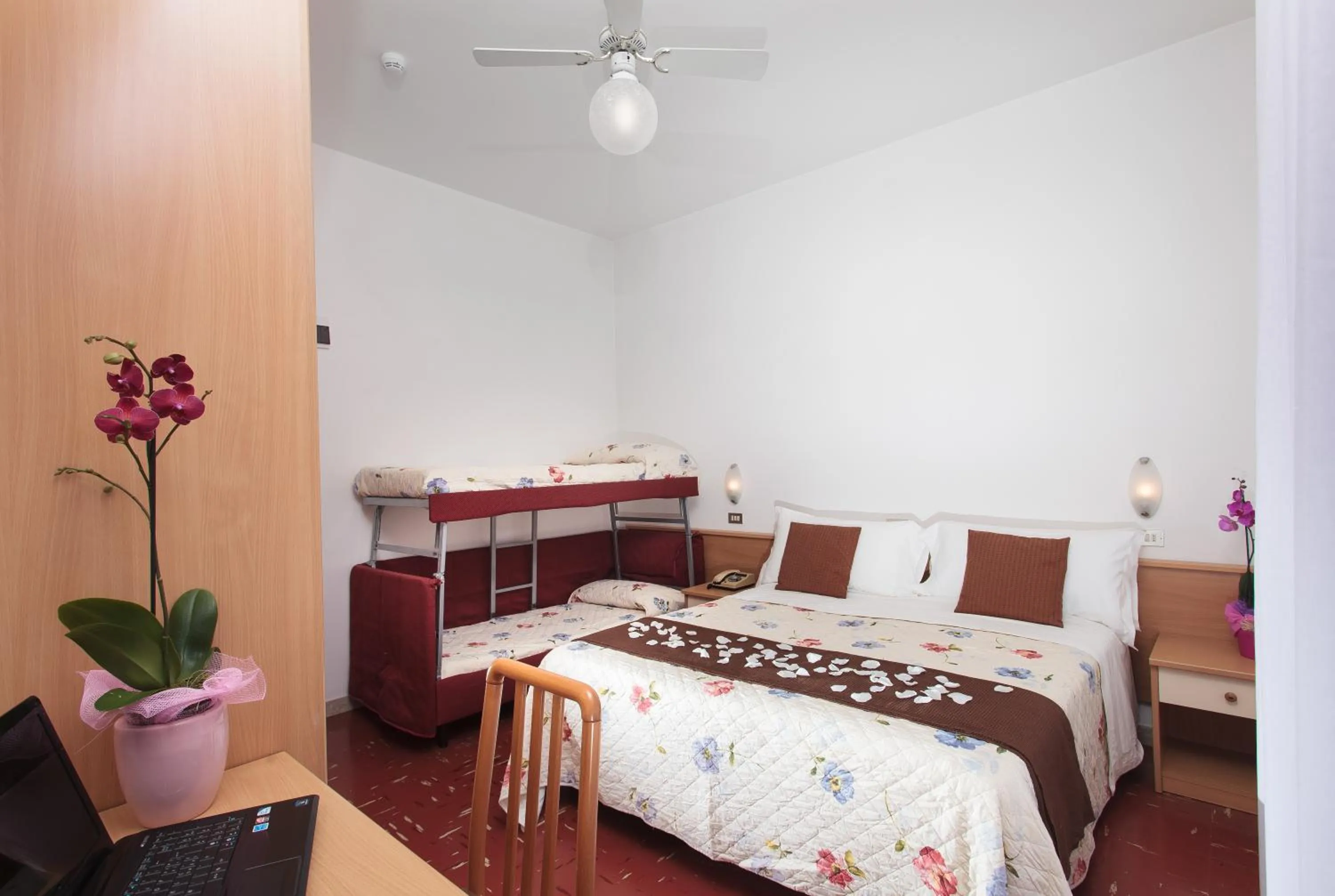 Photo of the whole room, Bed in Hotel Du Lac