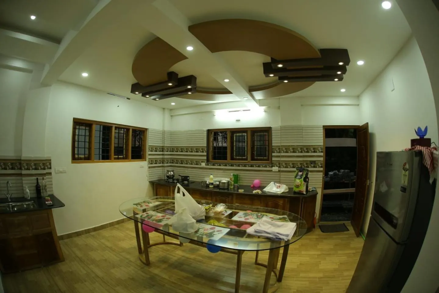 4 Bed Flat - Sleeps 8 - Pets - Smoking - Parking