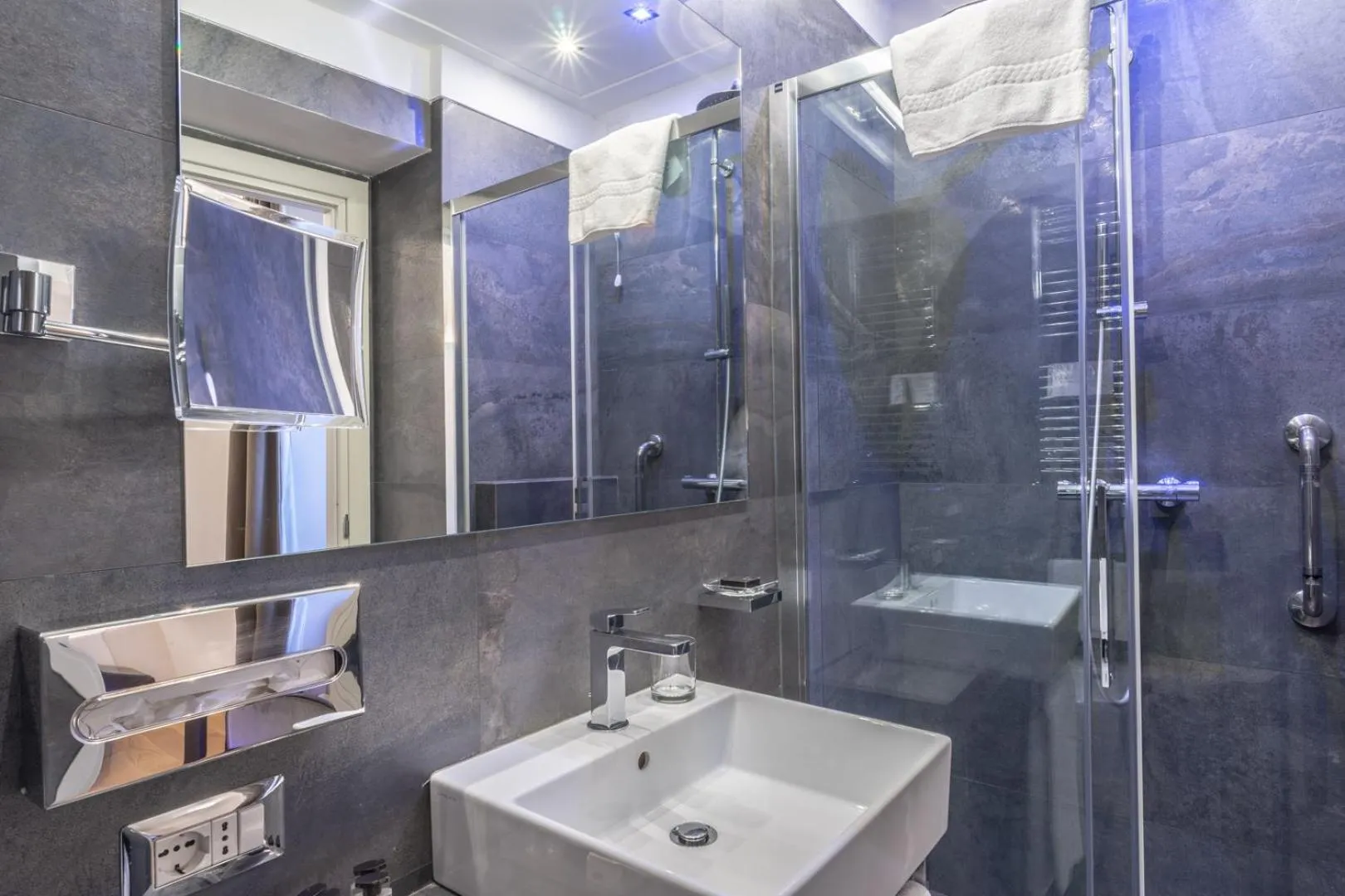 Shower in Internazionale Domus