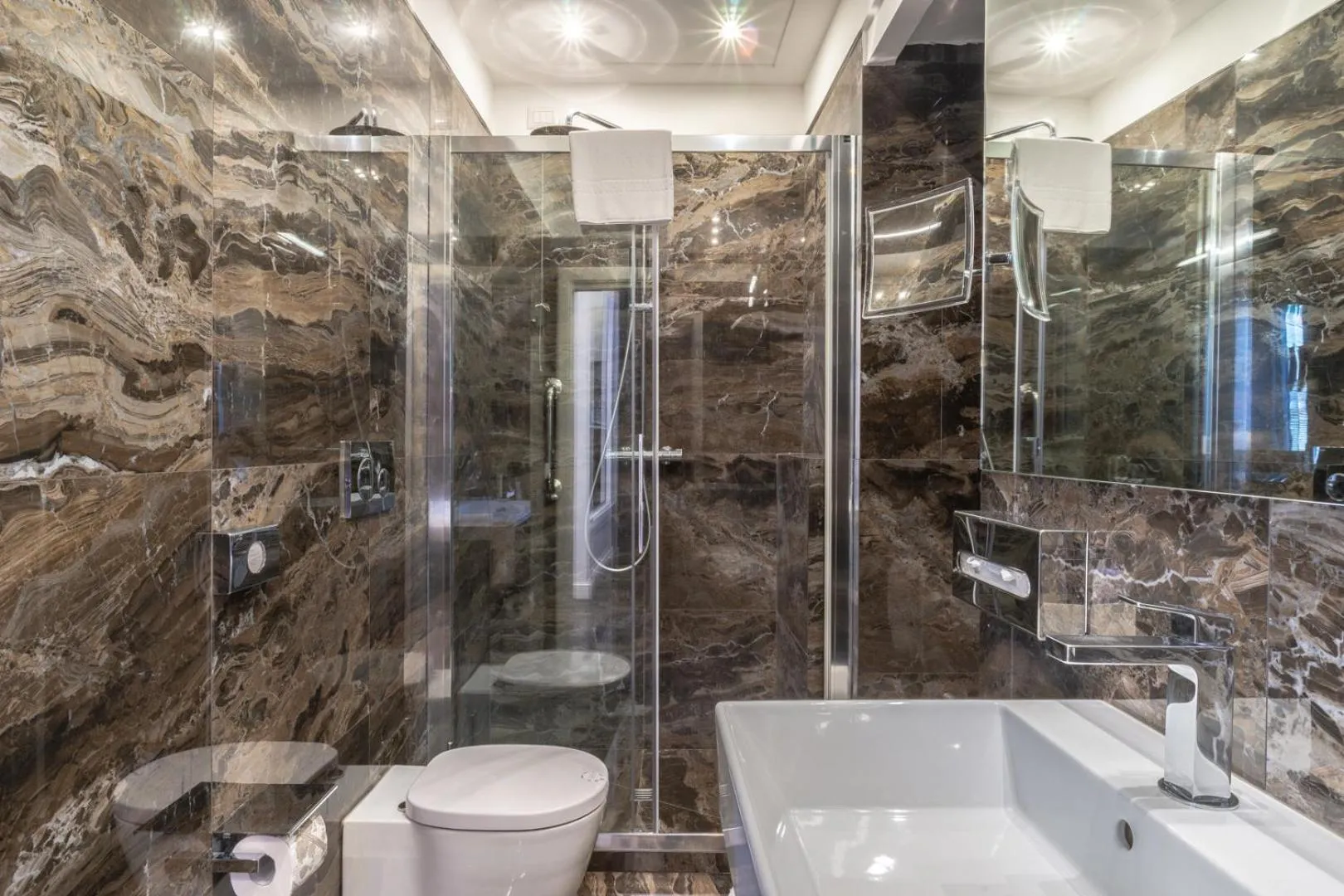 Shower in Internazionale Domus