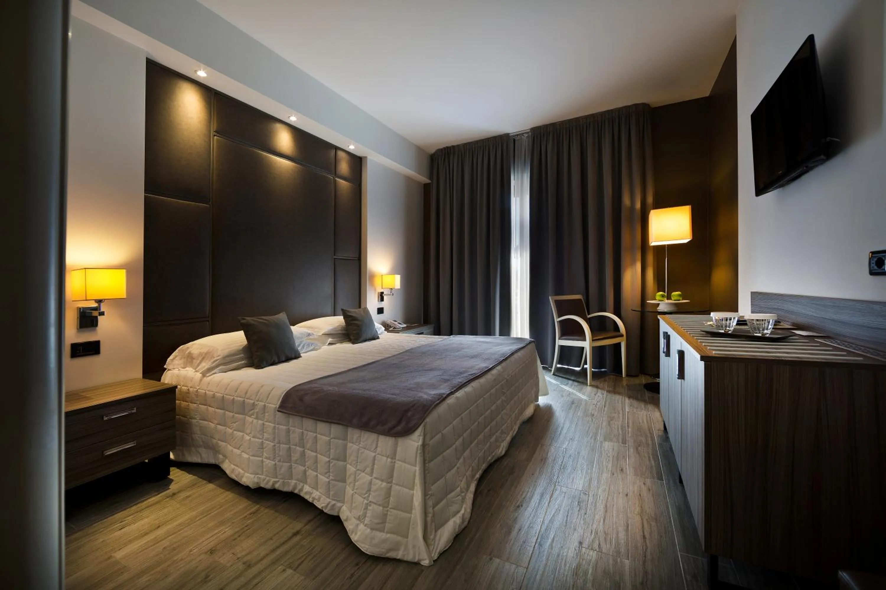 Photo of the whole room, Bed in Hotel Desenzano