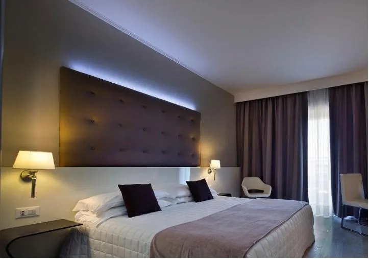 Photo of the whole room, Bed in Hotel Desenzano