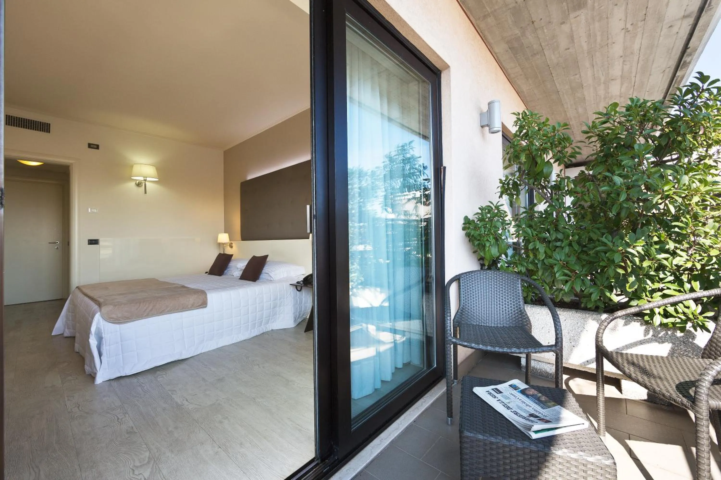 Balcony/Terrace, Bed in Hotel Desenzano