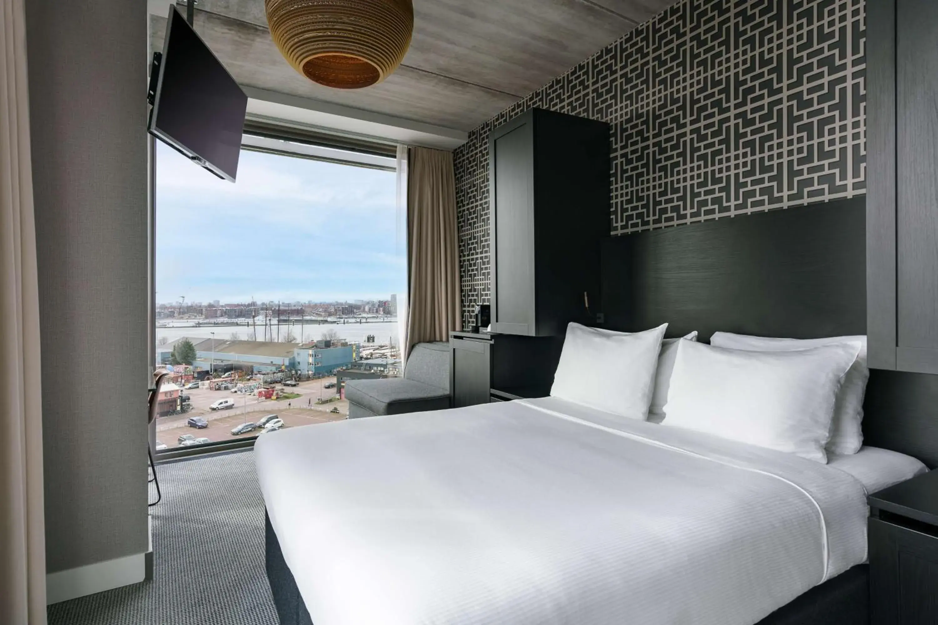 Bed in DoubleTree by Hilton Amsterdam - NDSM Wharf Bed in DoubleTree by Hilton Amsterdam - NDSM Wharf