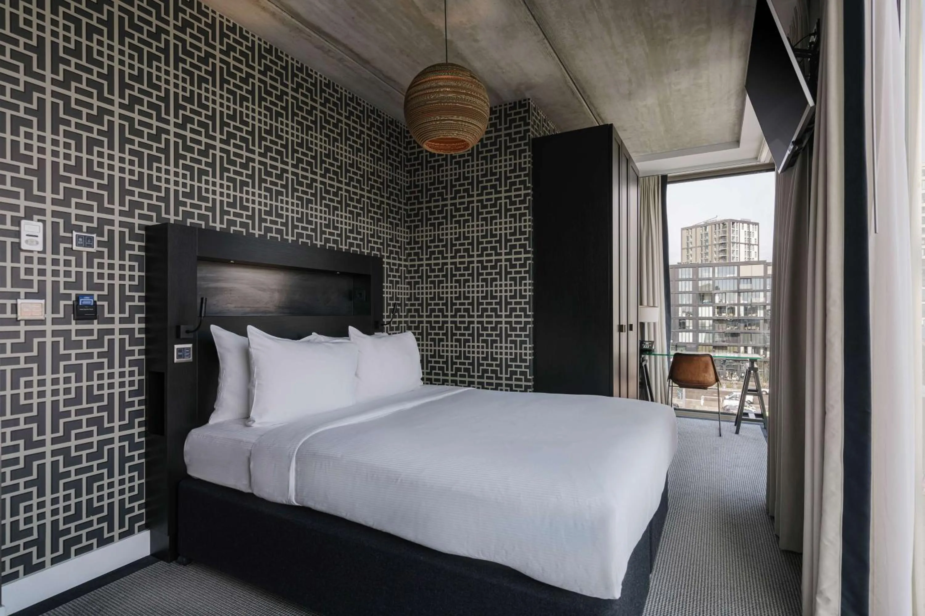 Bed in DoubleTree by Hilton Amsterdam - NDSM Wharf