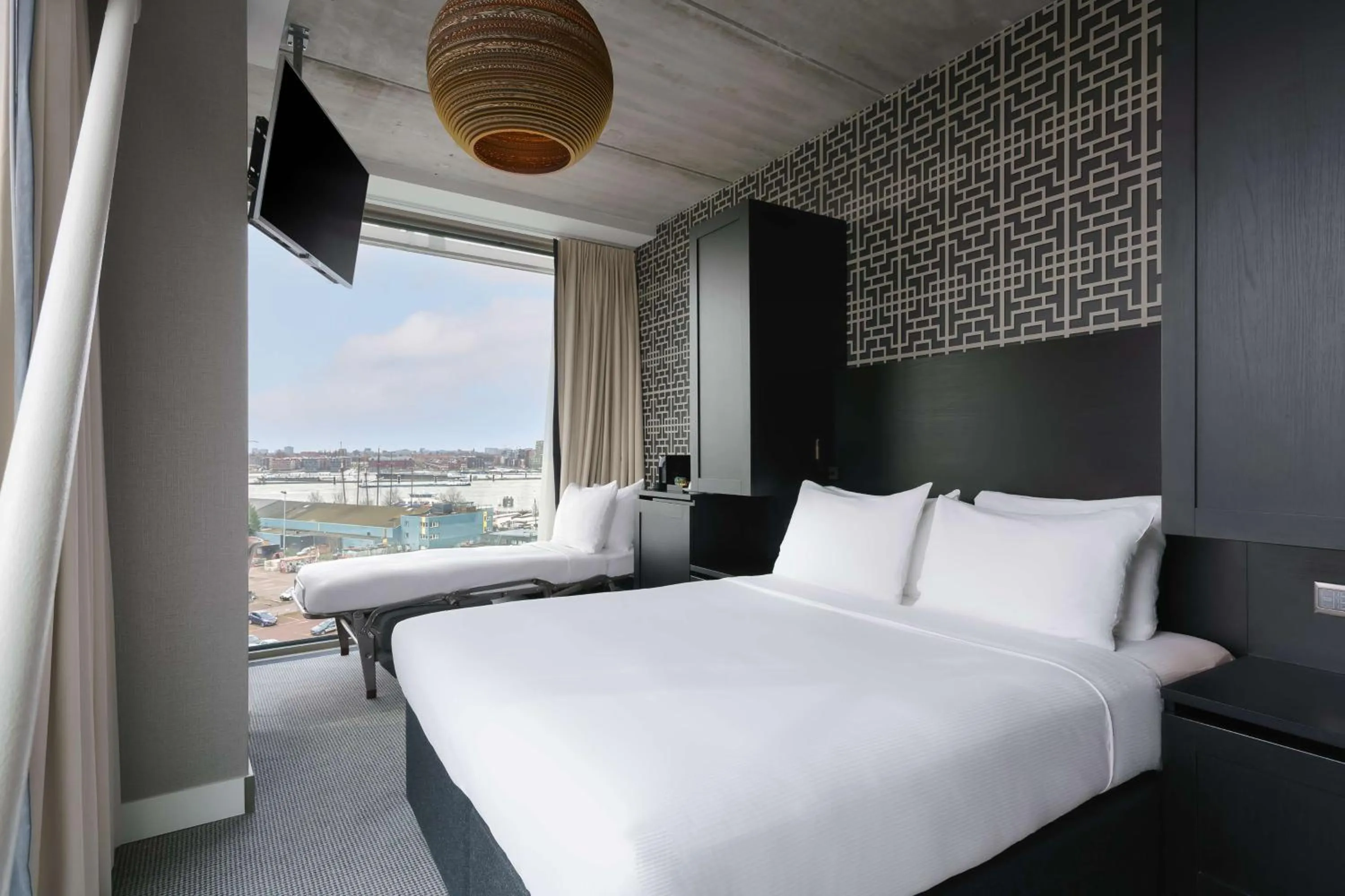 Bed in DoubleTree by Hilton Amsterdam - NDSM Wharf