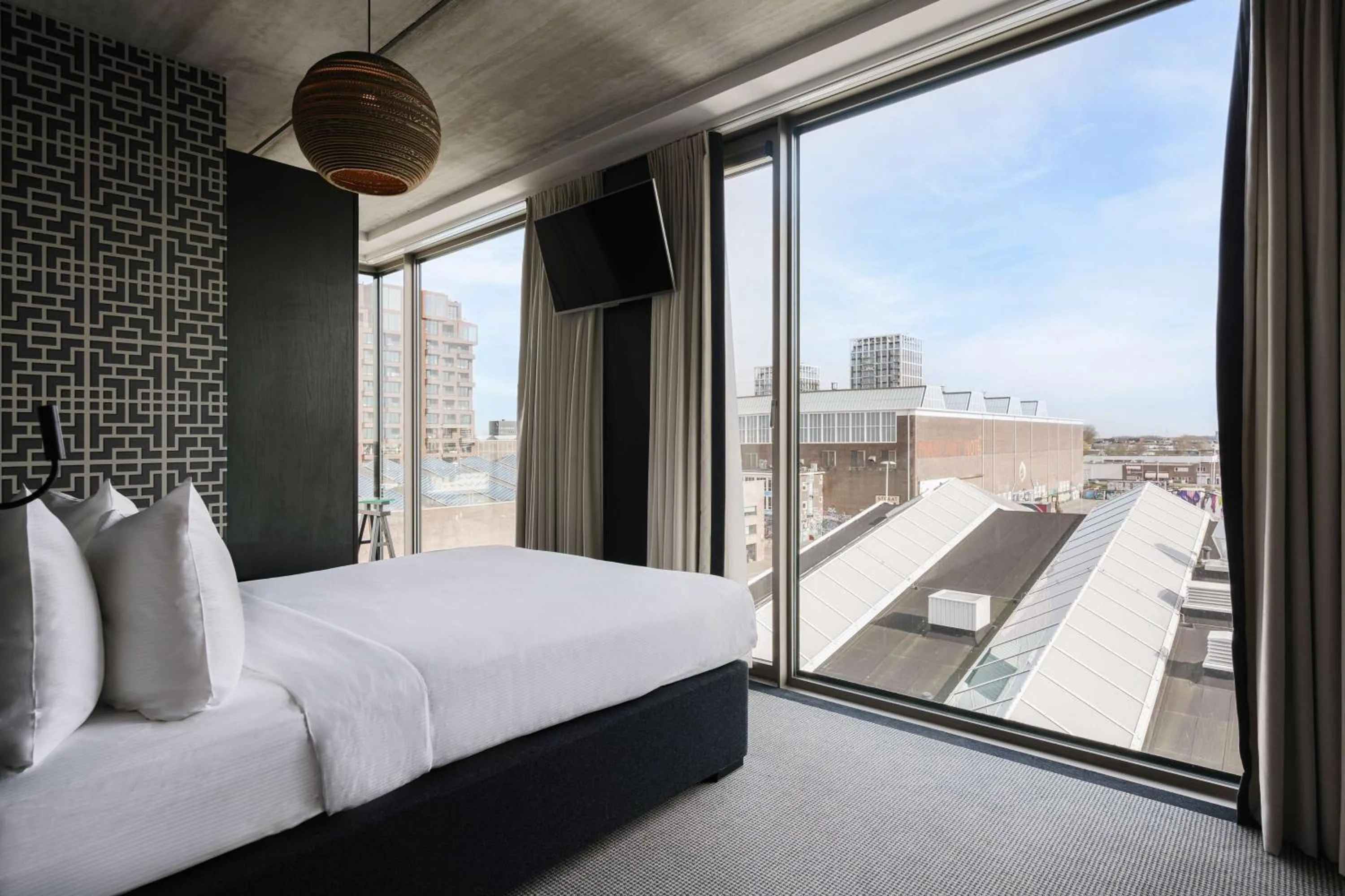 Bed in DoubleTree by Hilton Amsterdam - NDSM Wharf