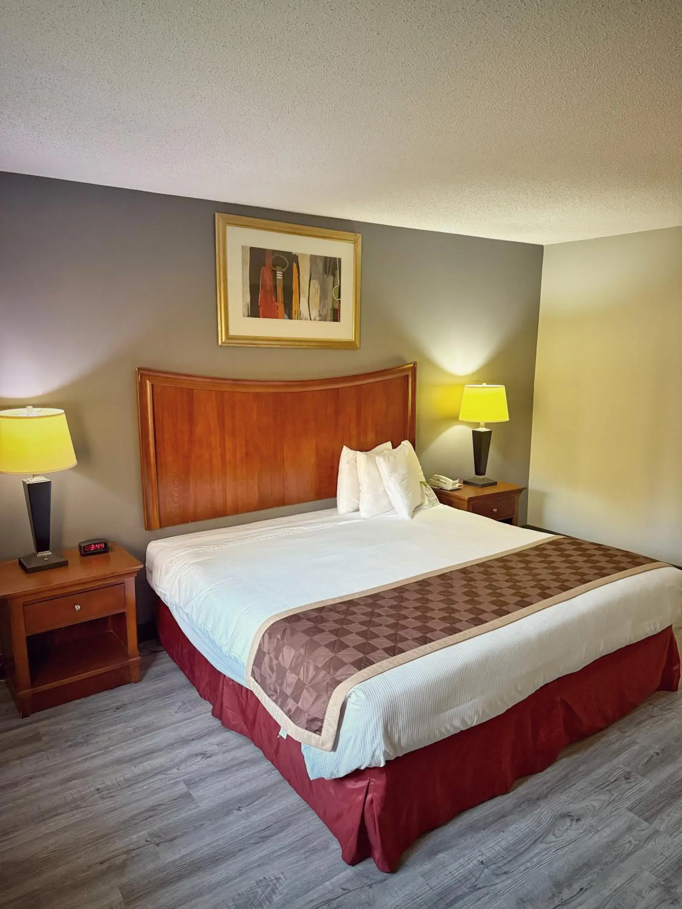 Bed in Lake Tree Inn & Suites Bed in Lake Tree Inn & Suites