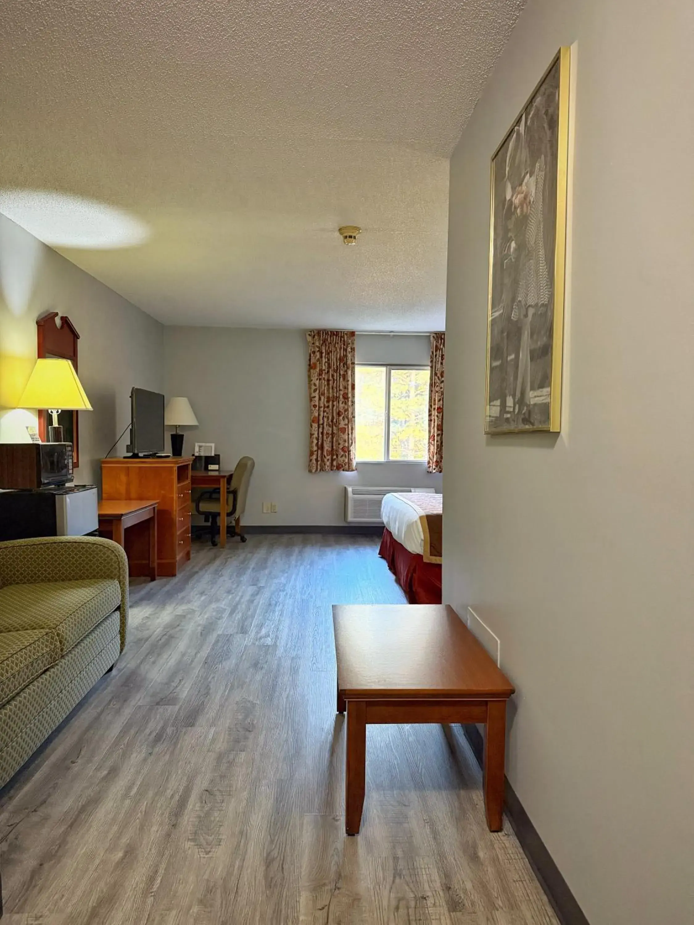 Bed in Lake Tree Inn & Suites Bed in Lake Tree Inn & Suites