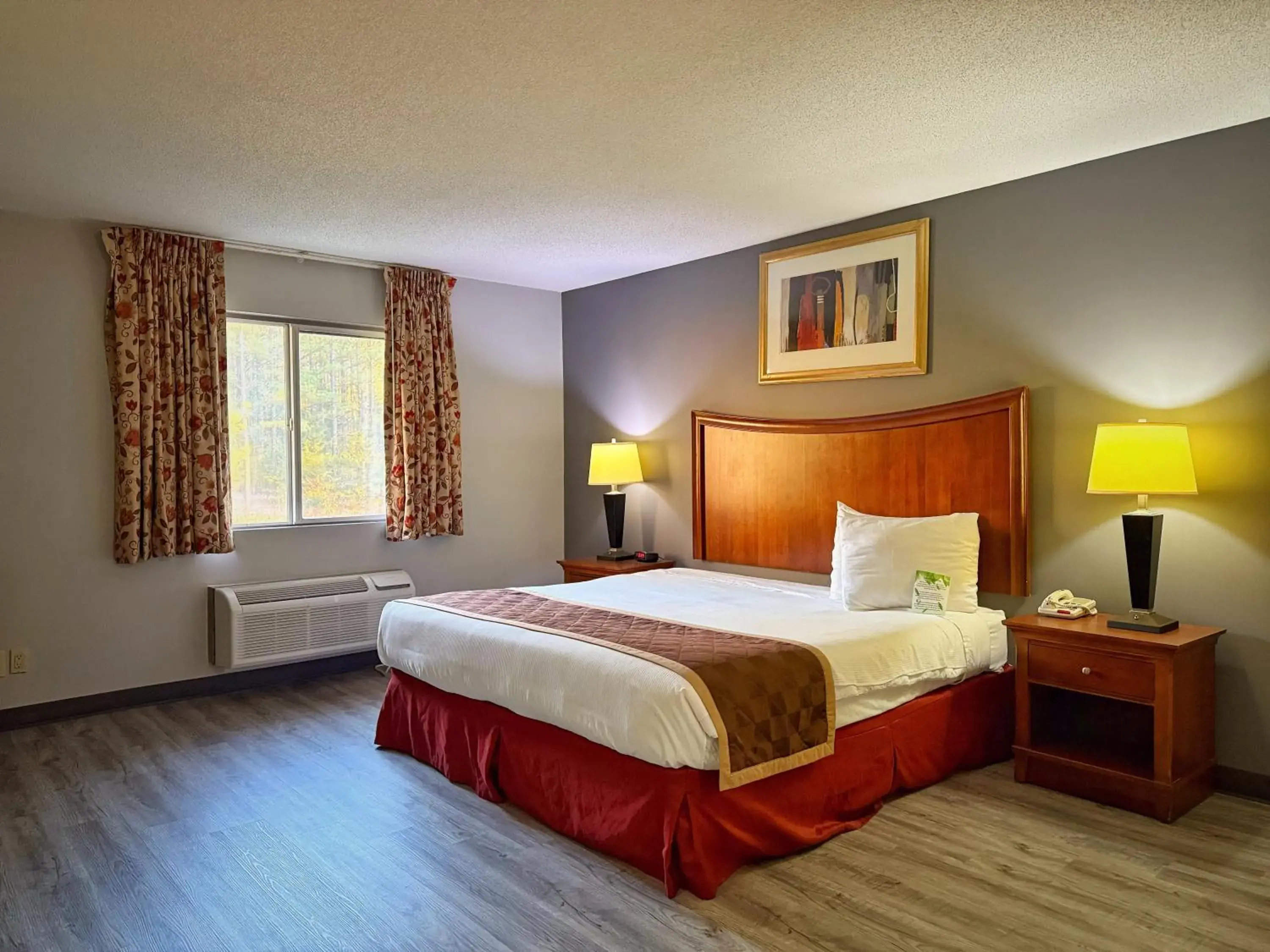 Bed in Lake Tree Inn & Suites Bed in Lake Tree Inn & Suites