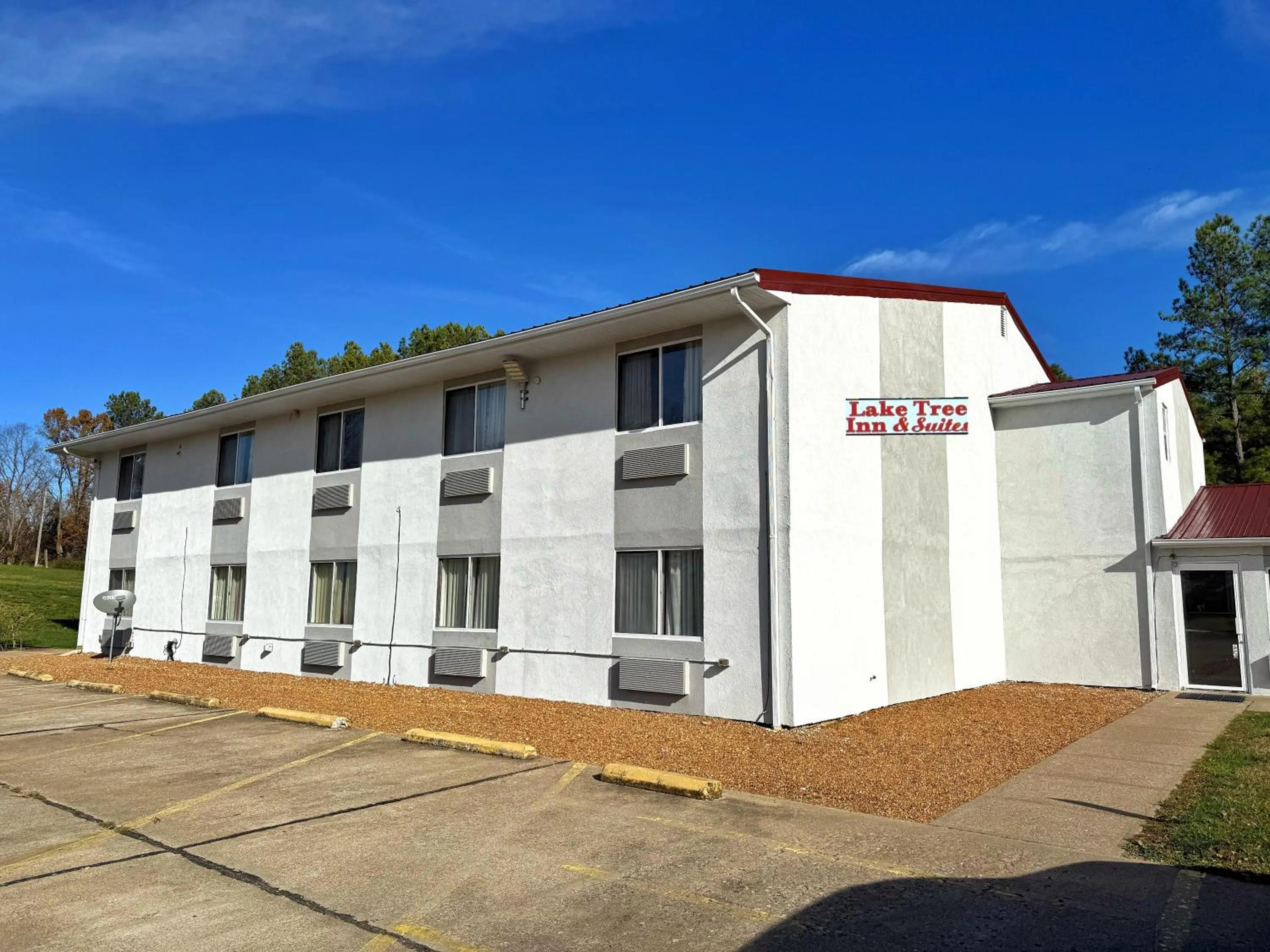 Lake Tree Inn & Suites