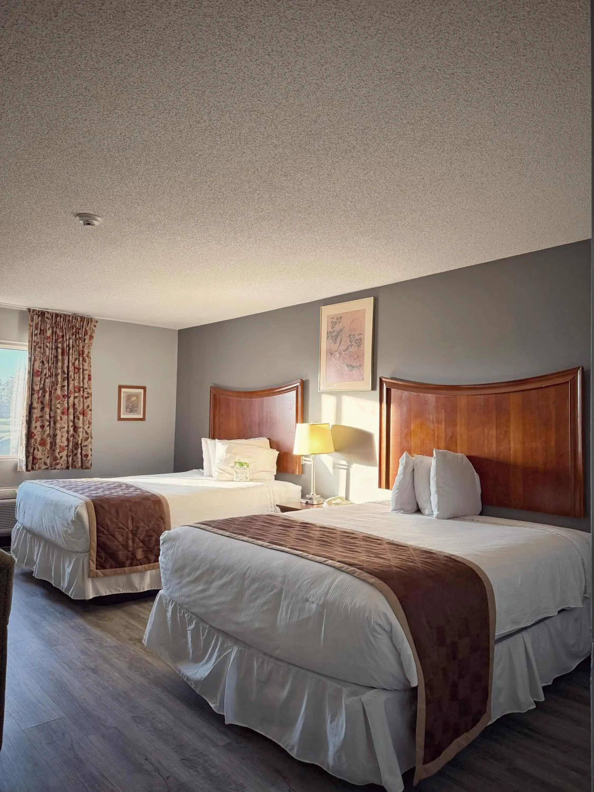 Bed in Lake Tree Inn & Suites Bed in Lake Tree Inn & Suites