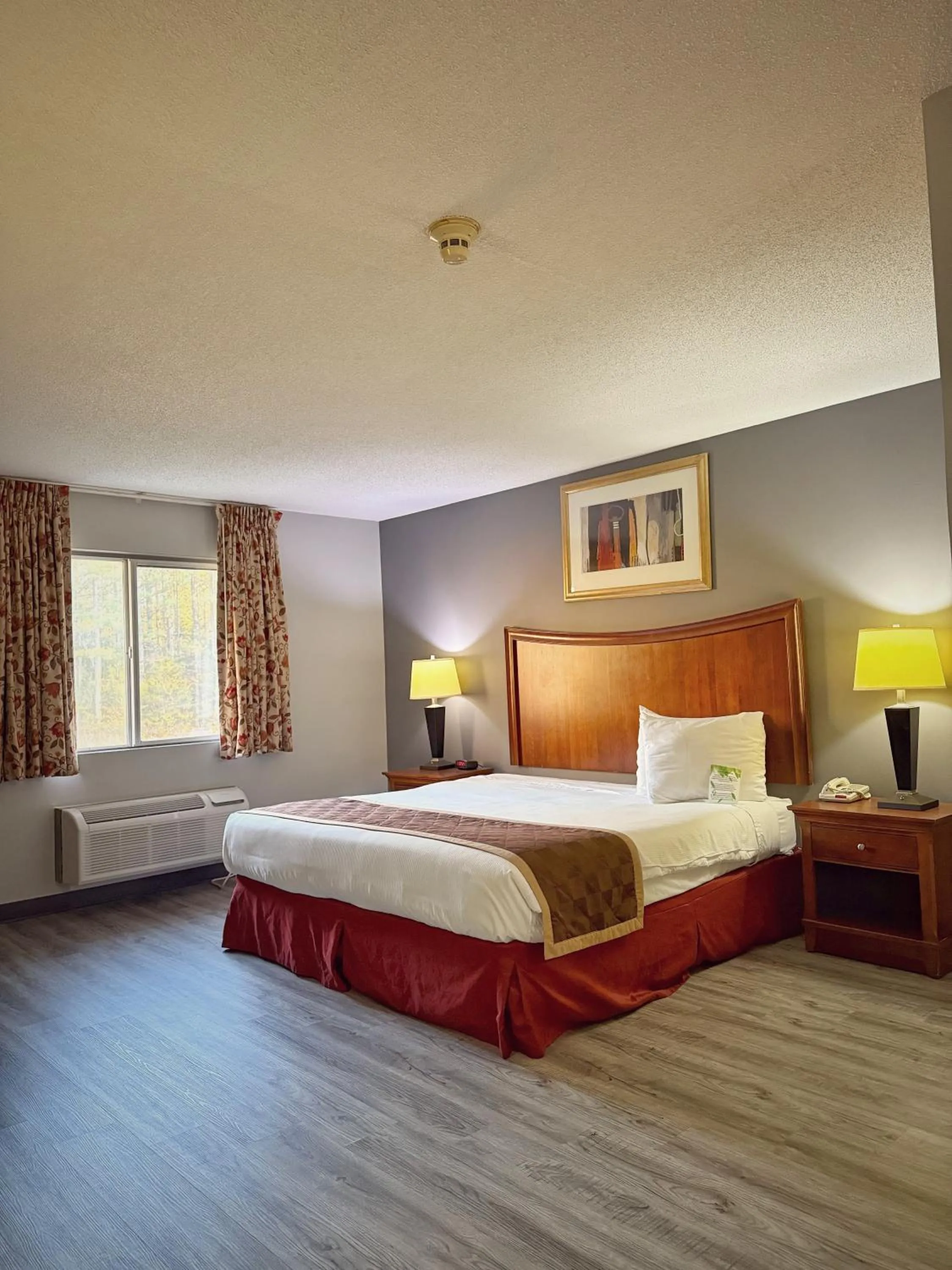 Bed in Lake Tree Inn & Suites