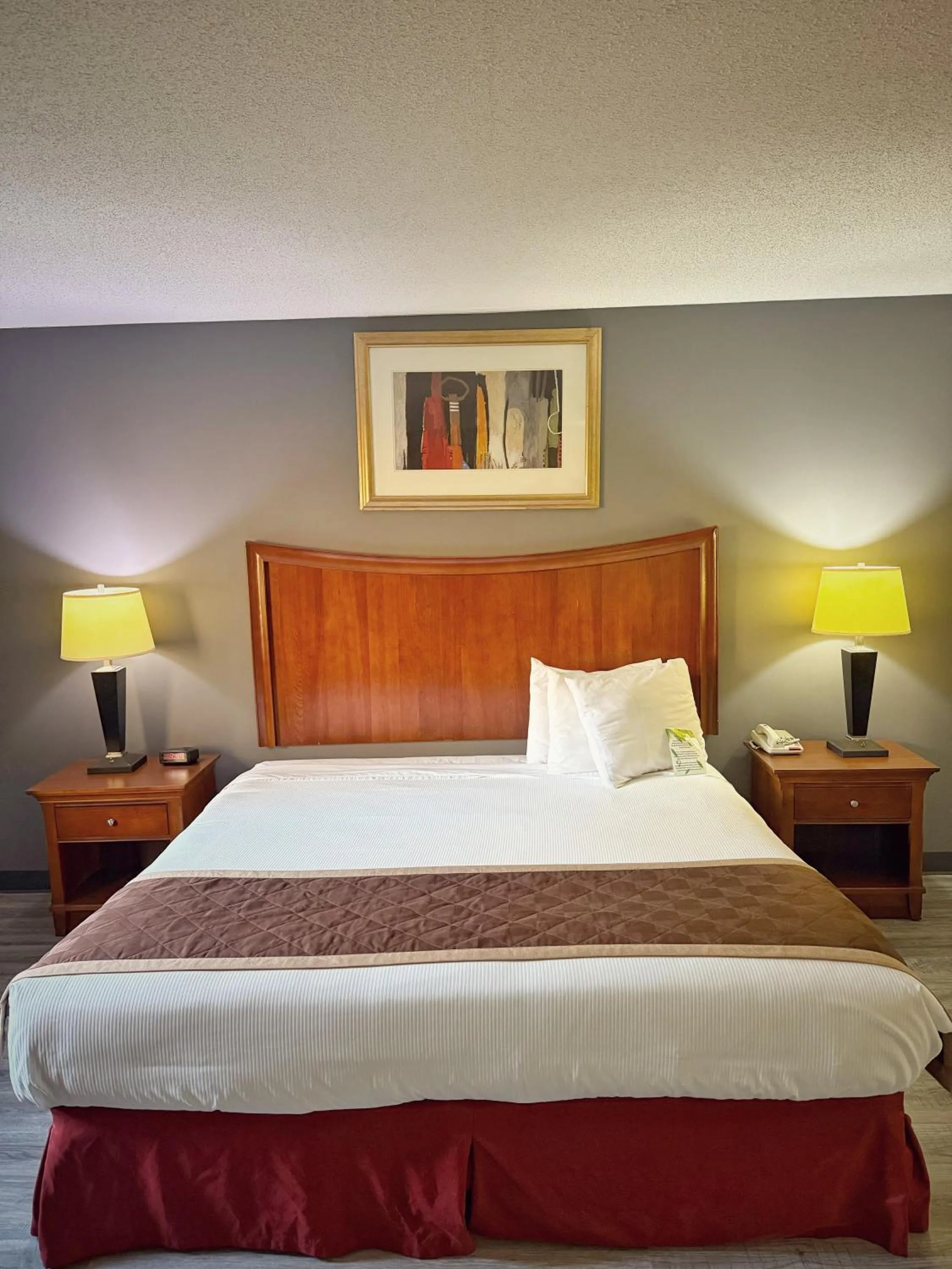 Bed in Lake Tree Inn & Suites