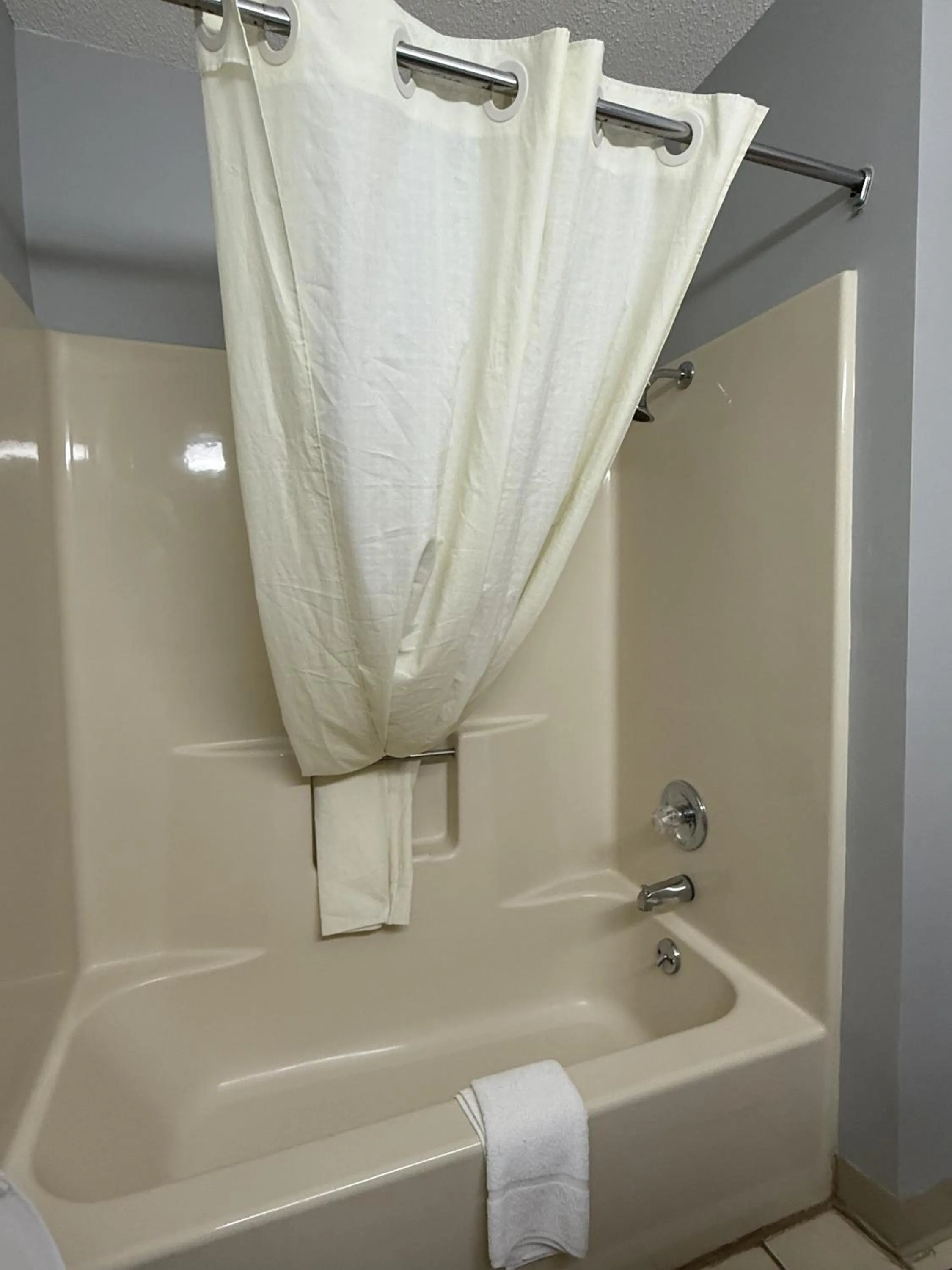 Lake Tree Inn & Suites