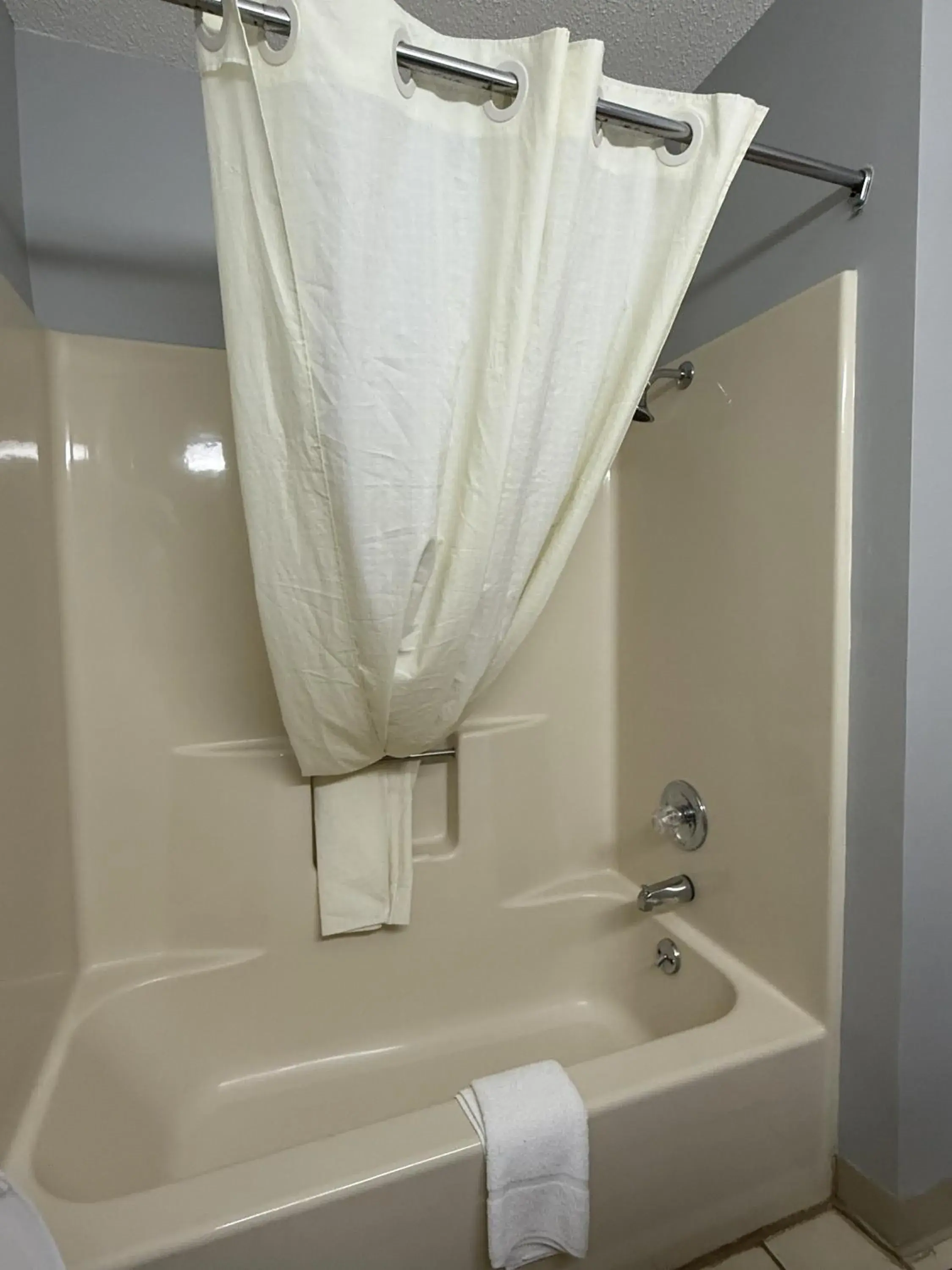 Lake Tree Inn & Suites Lake Tree Inn & Suites